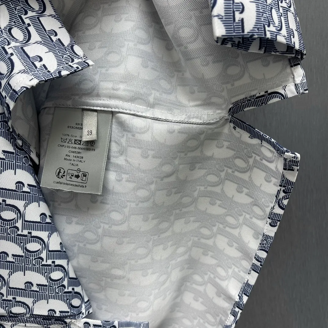 🅿️400 🧧CD logo classic presbyopic shirt Size S-XL This country shirt is decorated with classic Oblique print. Crafted from white and blue mulberry silk twill fabric, it features a peaked collar and arc-shaped hem for a casual style. Wear with the matching pajamas or shorts for a sophisticated look.