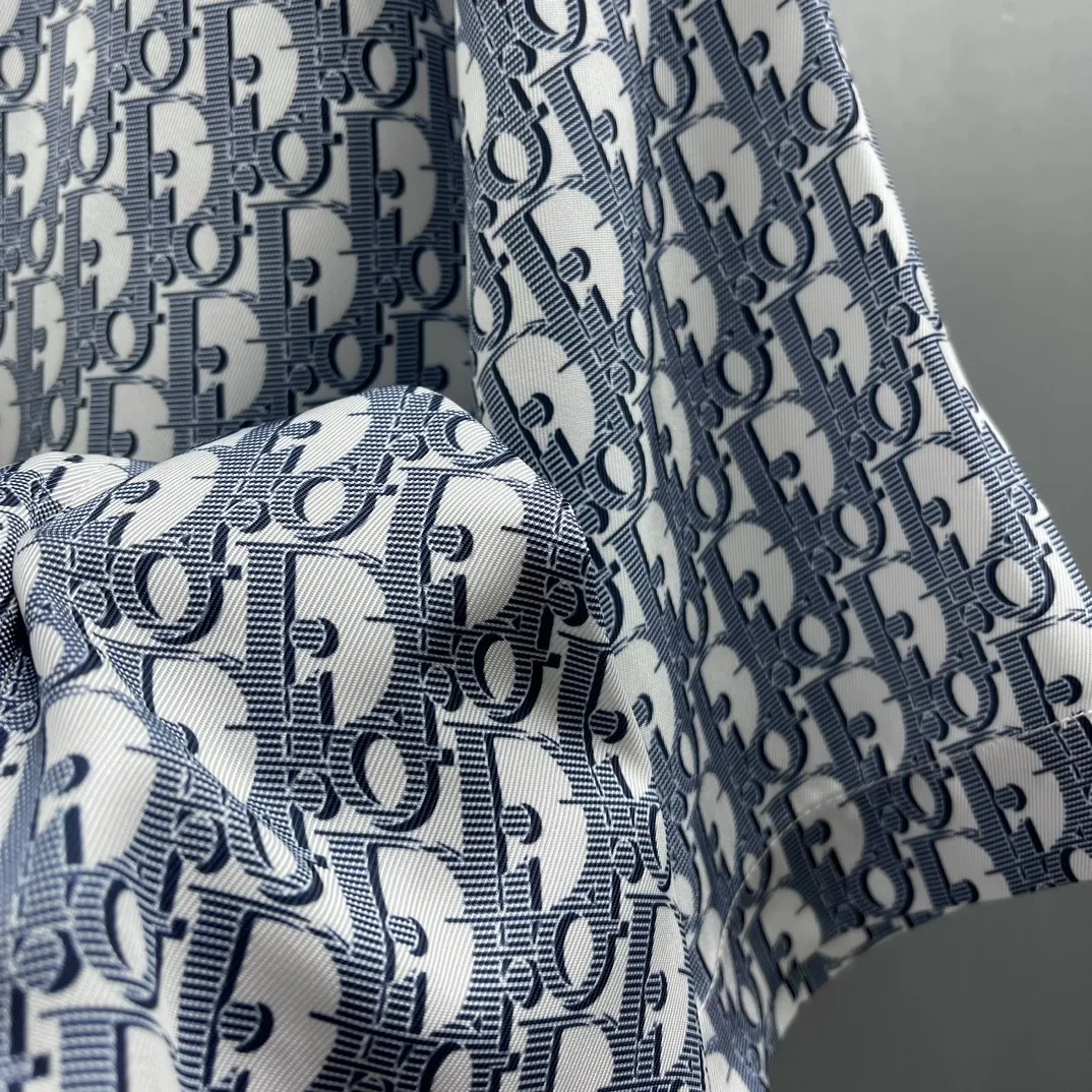🅿️400 🧧CD logo classic presbyopic shirt Size S-XL This country shirt is decorated with classic Oblique print. Crafted from white and blue mulberry silk twill fabric, it features a peaked collar and arc-shaped hem for a casual style. Wear with the matching pajamas or shorts for a sophisticated look.