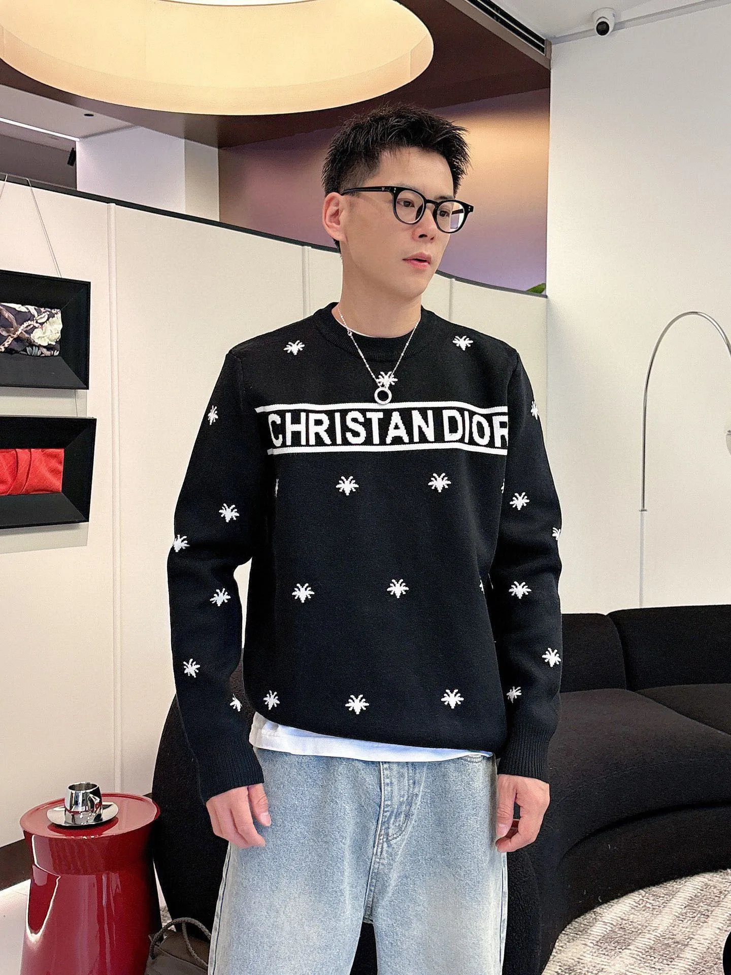 🅿️440 【DIOR】Autumn and winter classic lapel sweater, in full condition! ! ! Wool blended fabric, the latest model in 2025, golden ratio! ! Slim-fitting soft gold, versatile and practical item, the combination and practicality are extremely powerful, simple and elegant, and classy! To create your own style, it is highly recommended to buy it in two colors. The standard slim fit tailoring process is suitable for both young and old men. It is knitted from wool and will not cause any discomfort! While keeping warm, it is stylish, textured and wearable, and the classic logo with contrasting colors on the chest feels in place! ! Recommended for regular customers! ! Size M-3XL (maximum wear: 190 pounds)