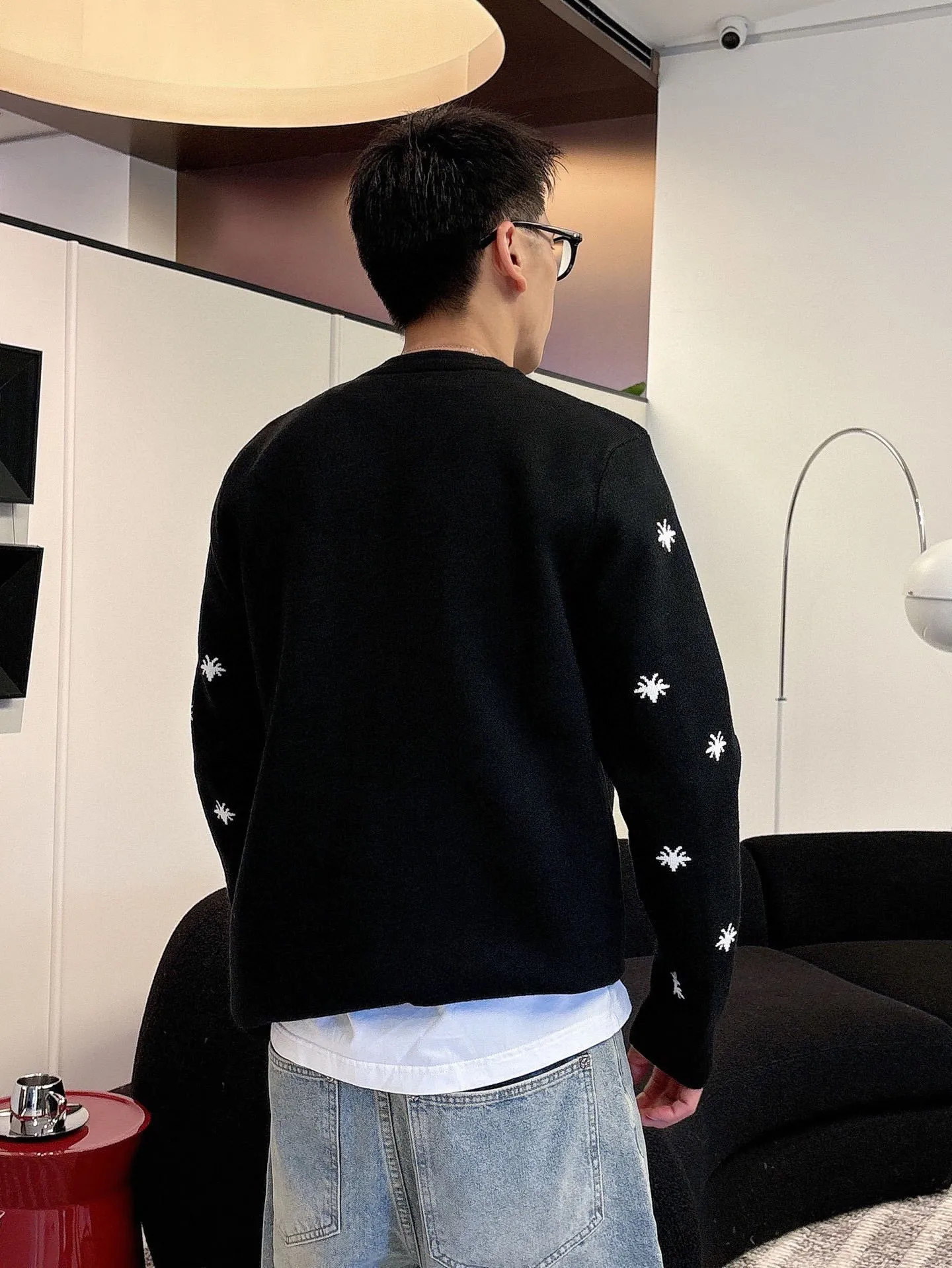 🅿️440 【DIOR】Autumn and winter classic lapel sweater, in full condition! ! ! Wool blended fabric, the latest model in 2025, golden ratio! ! Slim-fitting soft gold, versatile and practical item, the combination and practicality are extremely powerful, simple and elegant, and classy! To create your own style, it is highly recommended to buy it in two colors. The standard slim fit tailoring process is suitable for both young and old men. It is knitted from wool and will not cause any discomfort! While keeping warm, it is stylish, textured and wearable, and the classic logo with contrasting colors on the chest feels in place! ! Recommended for regular customers! ! Size M-3XL (maximum wear: 190 pounds)