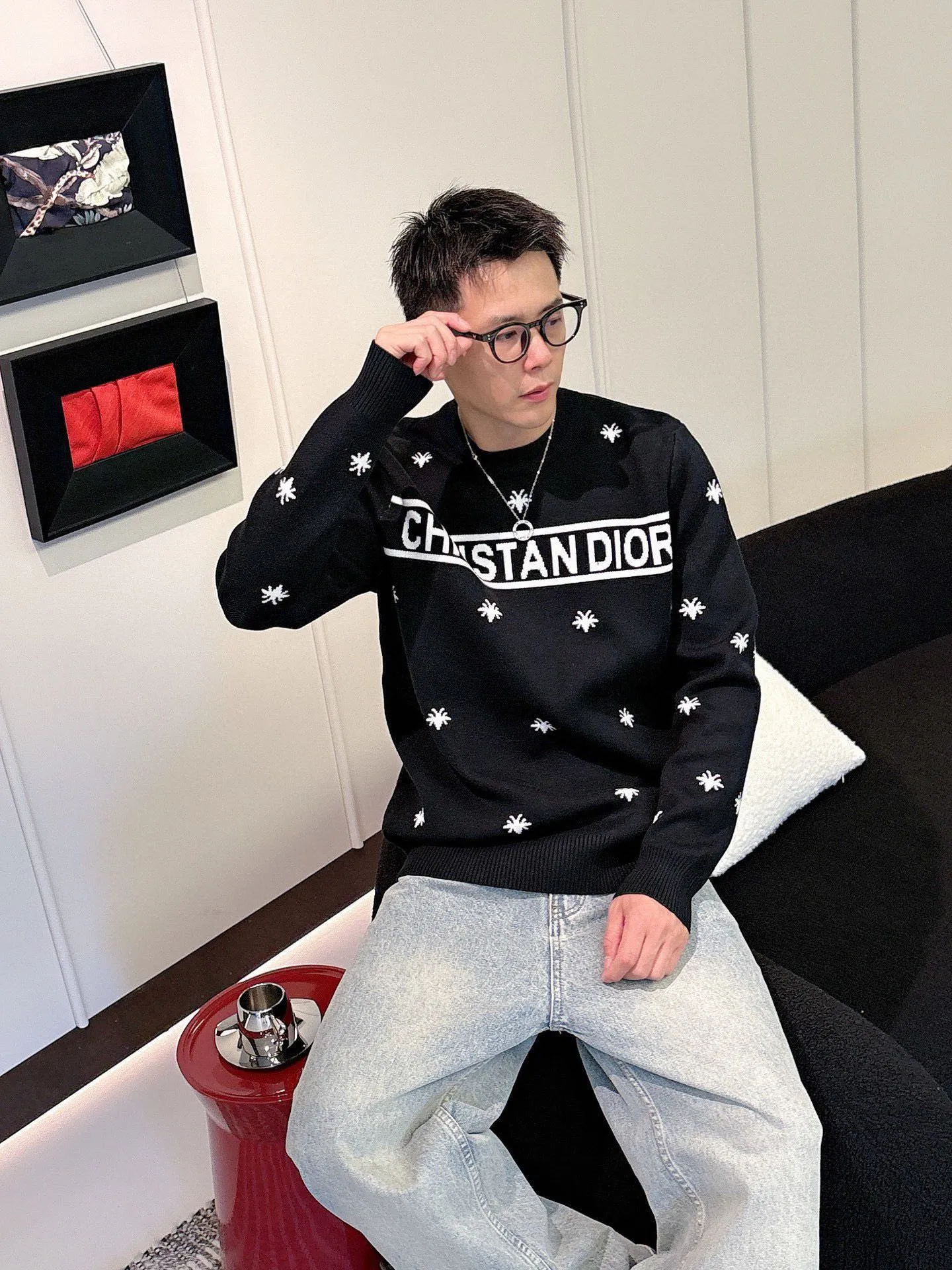 🅿️440 【DIOR】Autumn and winter classic lapel sweater, in full condition! ! ! Wool blended fabric, the latest model in 2025, golden ratio! ! Slim-fitting soft gold, versatile and practical item, the combination and practicality are extremely powerful, simple and elegant, and classy! To create your own style, it is highly recommended to buy it in two colors. The standard slim fit tailoring process is suitable for both young and old men. It is knitted from wool and will not cause any discomfort! While keeping warm, it is stylish, textured and wearable, and the classic logo with contrasting colors on the chest feels in place! ! Recommended for regular customers! ! Size M-3XL (maximum wear: 190 pounds)