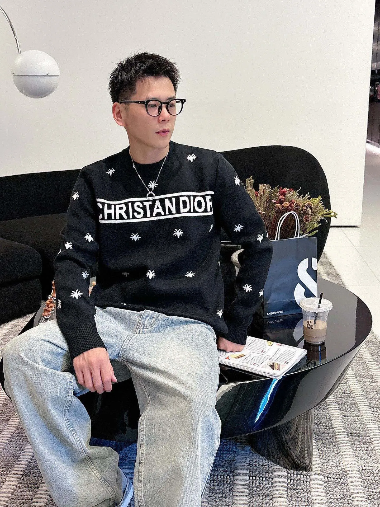 🅿️440 【DIOR】Autumn and winter classic lapel sweater, in full condition! ! ! Wool blended fabric, the latest model in 2025, golden ratio! ! Slim-fitting soft gold, versatile and practical item, the combination and practicality are extremely powerful, simple and elegant, and classy! To create your own style, it is highly recommended to buy it in two colors. The standard slim fit tailoring process is suitable for both young and old men. It is knitted from wool and will not cause any discomfort! While keeping warm, it is stylish, textured and wearable, and the classic logo with contrasting colors on the chest feels in place! ! Recommended for regular customers! ! Size M-3XL (maximum wear: 190 pounds)