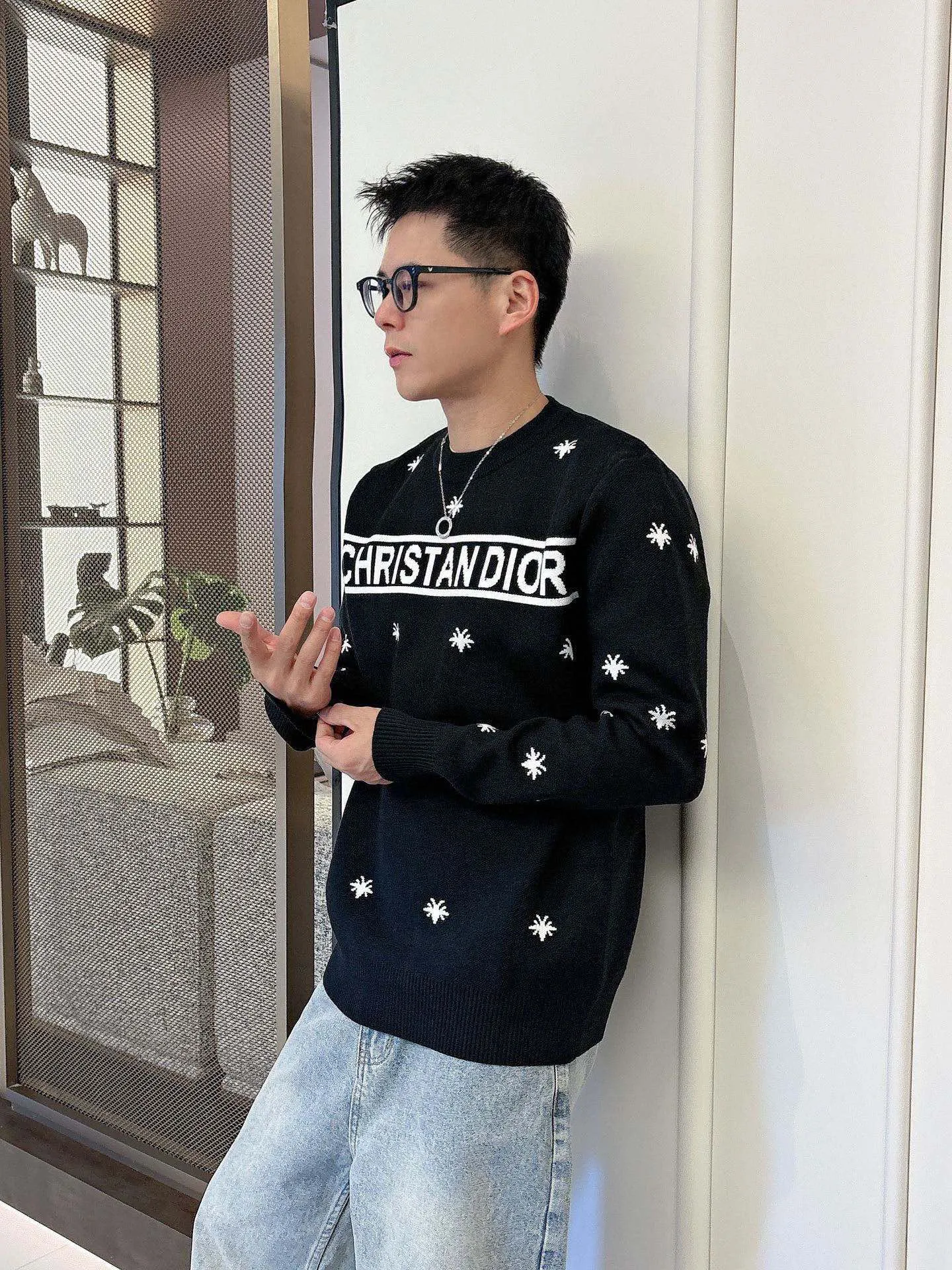 🅿️440 【DIOR】Autumn and winter classic lapel sweater, in full condition! ! ! Wool blended fabric, the latest model in 2025, golden ratio! ! Slim-fitting soft gold, versatile and practical item, the combination and practicality are extremely powerful, simple and elegant, and classy! To create your own style, it is highly recommended to buy it in two colors. The standard slim fit tailoring process is suitable for both young and old men. It is knitted from wool and will not cause any discomfort! While keeping warm, it is stylish, textured and wearable, and the classic logo with contrasting colors on the chest feels in place! ! Recommended for regular customers! ! Size M-3XL (maximum wear: 190 pounds)