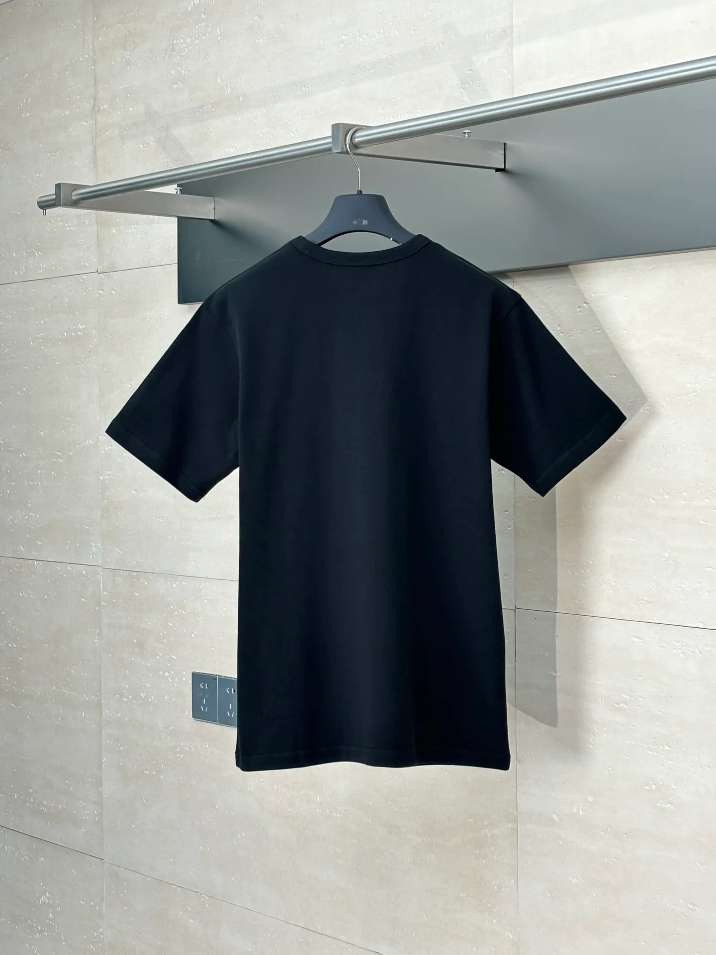 🅿️250 Dio*/Dior 25 new short-sleeved T-shirt with same color logo embroidery. Customized pure cotton material, breathable and comfortable, full of texture. Loose fit T-shirt cut, exquisite embroidery highlights the brand style. Size: S/M/L/XL