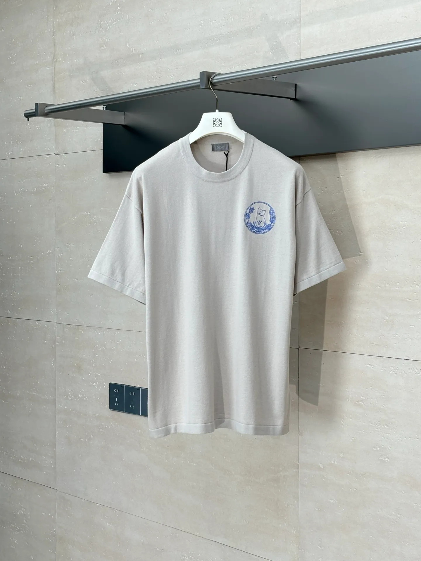 🅿️360 Dio*/Dior 25 new limited-edition short-sleeved T-shirt with cat embroidery logo. It is made of customized cotton plain fabric, breathable and comfortable. It is decorated with hollow brand letter embroidery on the chest, with co-branded cute kitten embroidery pattern, and custom-woven rib double-needle hemming technology. Size: S/M/L/XL