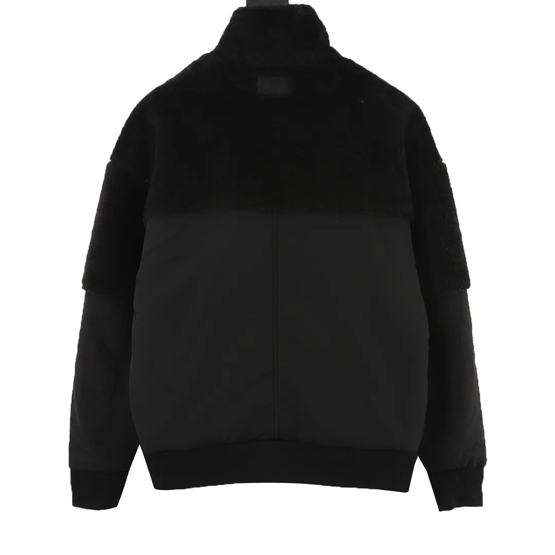 🅿️570 DIOR/Dior Teddy Velvet Logo Zipper Jacket The polyester filament is passed through a circular knitting machine, and the warp and weft are woven into each other into a double-sided knitted structure, with flat loops on the front and back. The polar fleece fabric is formed after a series of processes such as dyeing, raising, carding, shearing, and polarization. The suede texture is soft and the fiber characteristics make it almost non-absorbent. It can quickly drain sweat to the outer layer of the fabric and evaporate quickly, maintaining good breathability. The suede surface can lock the air and form a stagnant air layer around the body, effectively preventing heat loss and providing good warmth retention properties. Using quilted cannage pattern, the seamstress precisely adjusts the speed of the machine and stitch density, so that the stitches are smooth and even during the operation. After completion, regular diagonal quilting lines will be formed, which will inadvertently enhance the overall texture when putting it on and taking it off. Tightly fasten the fabric and cushioning material to the frame of the embroidery machine. The embroidery machine uses sparse stitches along the pattern of the cushion layer to outline the filling area of ​​the pattern. Then it runs the pattern of the overlay layer, using dense stitches to perfectly cover the foam cushion layer. After finishing, the edges of the patch will have no burrs and the pattern will be clear. Size：XS-L