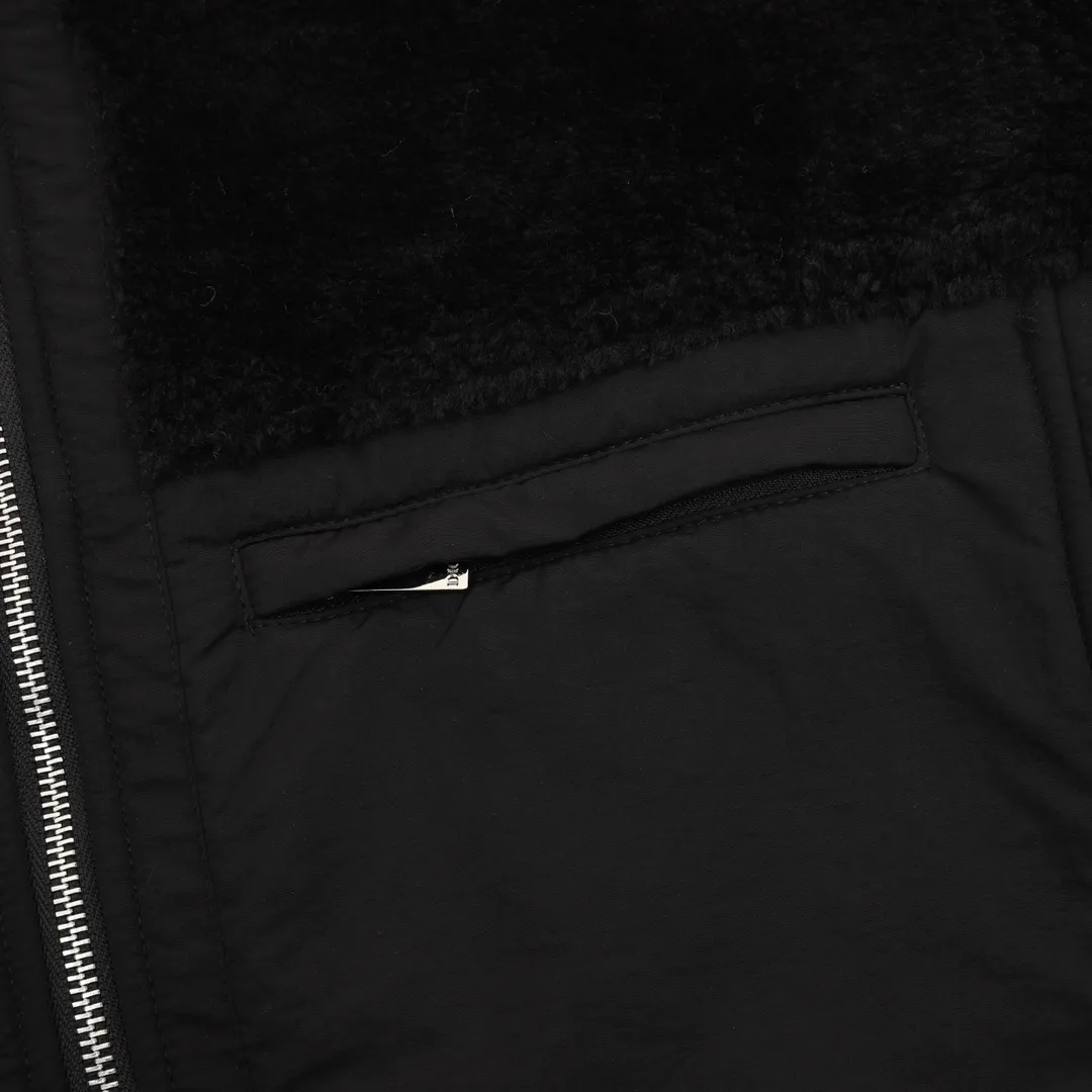 🅿️570 DIOR/Dior Teddy Velvet Logo Zipper Jacket The polyester filament is passed through a circular knitting machine, and the warp and weft are woven into each other into a double-sided knitted structure, with flat loops on the front and back. The polar fleece fabric is formed after a series of processes such as dyeing, raising, carding, shearing, and polarization. The suede texture is soft and the fiber characteristics make it almost non-absorbent. It can quickly drain sweat to the outer layer of the fabric and evaporate quickly, maintaining good breathability. The suede surface can lock the air and form a stagnant air layer around the body, effectively preventing heat loss and providing good warmth retention properties. Using quilted cannage pattern, the seamstress precisely adjusts the speed of the machine and stitch density, so that the stitches are smooth and even during the operation. After completion, regular diagonal quilting lines will be formed, which will inadvertently enhance the overall texture when putting it on and taking it off. Tightly fasten the fabric and cushioning material to the frame of the embroidery machine. The embroidery machine uses sparse stitches along the pattern of the cushion layer to outline the filling area of ​​the pattern. Then it runs the pattern of the overlay layer, using dense stitches to perfectly cover the foam cushion layer. After finishing, the edges of the patch will have no burrs and the pattern will be clear. Size：XS-L