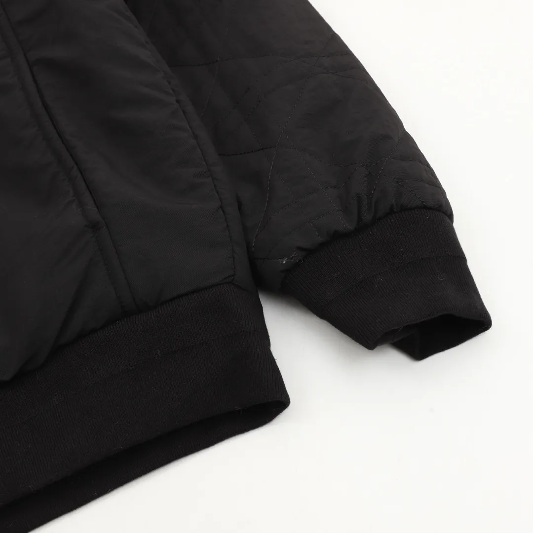 🅿️570 DIOR/Dior Teddy Velvet Logo Zipper Jacket The polyester filament is passed through a circular knitting machine, and the warp and weft are woven into each other into a double-sided knitted structure, with flat loops on the front and back. The polar fleece fabric is formed after a series of processes such as dyeing, raising, carding, shearing, and polarization. The suede texture is soft and the fiber characteristics make it almost non-absorbent. It can quickly drain sweat to the outer layer of the fabric and evaporate quickly, maintaining good breathability. The suede surface can lock the air and form a stagnant air layer around the body, effectively preventing heat loss and providing good warmth retention properties. Using quilted cannage pattern, the seamstress precisely adjusts the speed of the machine and stitch density, so that the stitches are smooth and even during the operation. After completion, regular diagonal quilting lines will be formed, which will inadvertently enhance the overall texture when putting it on and taking it off. Tightly fasten the fabric and cushioning material to the frame of the embroidery machine. The embroidery machine uses sparse stitches along the pattern of the cushion layer to outline the filling area of ​​the pattern. Then it runs the pattern of the overlay layer, using dense stitches to perfectly cover the foam cushion layer. After finishing, the edges of the patch will have no burrs and the pattern will be clear. Size：XS-L