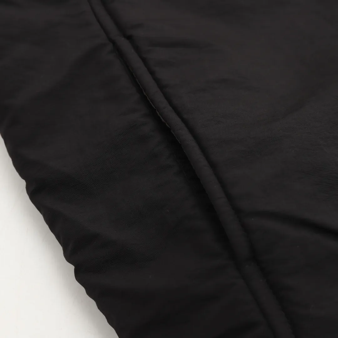 🅿️570 DIOR/Dior Teddy Velvet Logo Zipper Jacket The polyester filament is passed through a circular knitting machine, and the warp and weft are woven into each other into a double-sided knitted structure, with flat loops on the front and back. The polar fleece fabric is formed after a series of processes such as dyeing, raising, carding, shearing, and polarization. The suede texture is soft and the fiber characteristics make it almost non-absorbent. It can quickly drain sweat to the outer layer of the fabric and evaporate quickly, maintaining good breathability. The suede surface can lock the air and form a stagnant air layer around the body, effectively preventing heat loss and providing good warmth retention properties. Using quilted cannage pattern, the seamstress precisely adjusts the speed of the machine and stitch density, so that the stitches are smooth and even during the operation. After completion, regular diagonal quilting lines will be formed, which will inadvertently enhance the overall texture when putting it on and taking it off. Tightly fasten the fabric and cushioning material to the frame of the embroidery machine. The embroidery machine uses sparse stitches along the pattern of the cushion layer to outline the filling area of ​​the pattern. Then it runs the pattern of the overlay layer, using dense stitches to perfectly cover the foam cushion layer. After finishing, the edges of the patch will have no burrs and the pattern will be clear. Size：XS-L