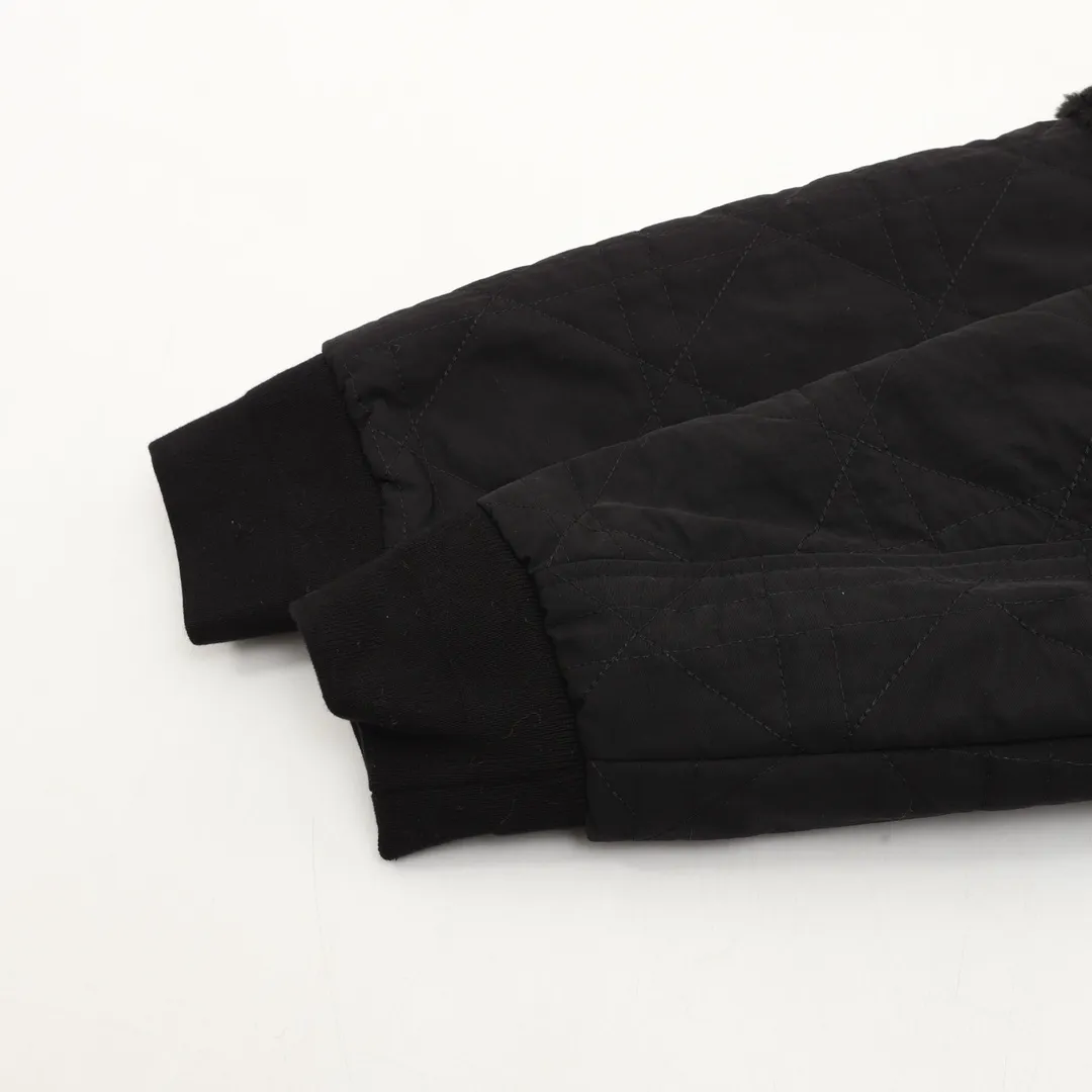 🅿️570 DIOR/Dior Teddy Velvet Logo Zipper Jacket The polyester filament is passed through a circular knitting machine, and the warp and weft are woven into each other into a double-sided knitted structure, with flat loops on the front and back. The polar fleece fabric is formed after a series of processes such as dyeing, raising, carding, shearing, and polarization. The suede texture is soft and the fiber characteristics make it almost non-absorbent. It can quickly drain sweat to the outer layer of the fabric and evaporate quickly, maintaining good breathability. The suede surface can lock the air and form a stagnant air layer around the body, effectively preventing heat loss and providing good warmth retention properties. Using quilted cannage pattern, the seamstress precisely adjusts the speed of the machine and stitch density, so that the stitches are smooth and even during the operation. After completion, regular diagonal quilting lines will be formed, which will inadvertently enhance the overall texture when putting it on and taking it off. Tightly fasten the fabric and cushioning material to the frame of the embroidery machine. The embroidery machine uses sparse stitches along the pattern of the cushion layer to outline the filling area of ​​the pattern. Then it runs the pattern of the overlay layer, using dense stitches to perfectly cover the foam cushion layer. After finishing, the edges of the patch will have no burrs and the pattern will be clear. Size：XS-L