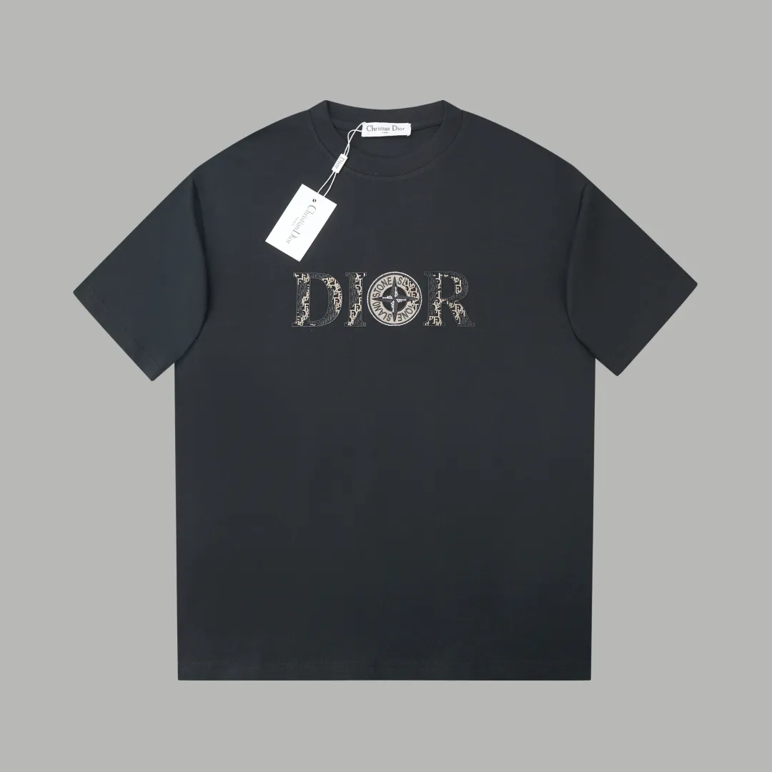 🅿️220 ✨DIO✨🆕25SS spring and summer new style Classic logo co-branded short-sleeved light luxury essential item for daily commuting for men and women Correct version Welcome to compare Detailed features · 260g 100% pure cotton double yarn jersey fabric · Custom dyed in the same cylinder, special thickened 32 double-strand 1X1 threads · Double-needle stitching cross-stitching process · Original main mark, washed tag, brand moisture-proof paper packaging Color: wine purple/black/military green/white/cyan/pink/ Size: S/M/L/XL