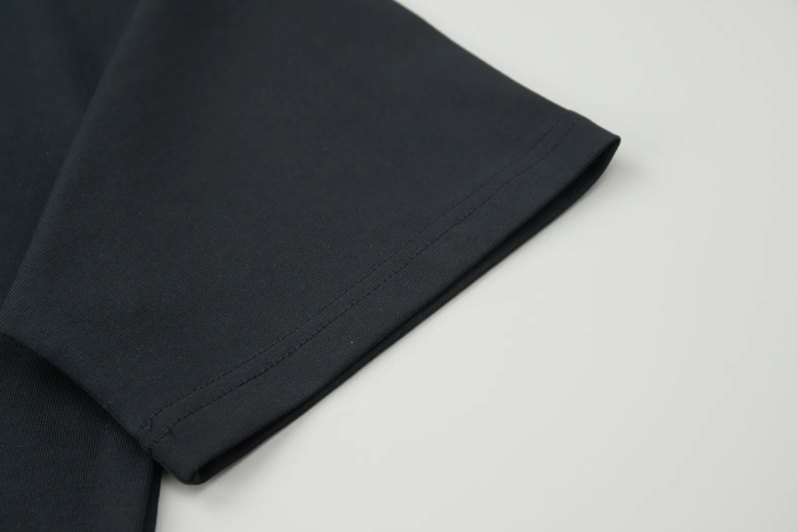 🅿️220 ✨DIO✨🆕25SS spring and summer new style Classic logo co-branded short-sleeved light luxury essential item for daily commuting for men and women Correct version Welcome to compare Detailed features · 260g 100% pure cotton double yarn jersey fabric · Custom dyed in the same cylinder, special thickened 32 double-strand 1X1 threads · Double-needle stitching cross-stitching process · Original main mark, washed tag, brand moisture-proof paper packaging Color: wine purple/black/military green/white/cyan/pink/ Size: S/M/L/XL
