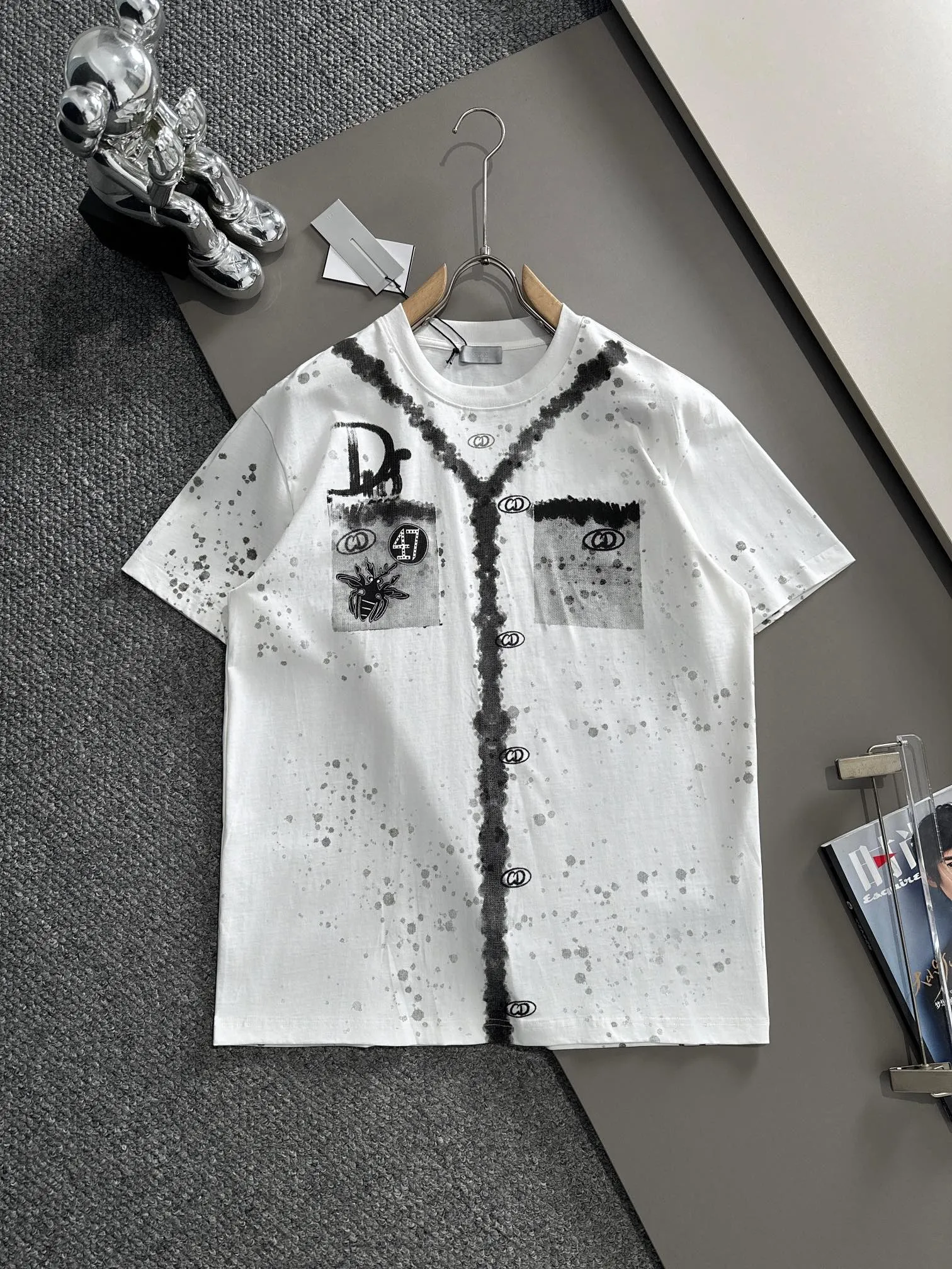 🅿️170 (arrives the next day) Dior 2025 new style inkjet + hand-painted letter logo, same style for men and women, short-sleeved T-shirt ·Customized 260g 100% double yarn pure cotton fabric ·Design dyed 32 double-strand threads ·Complete collar label, main mark and three labels Color: white Size: XS S M L