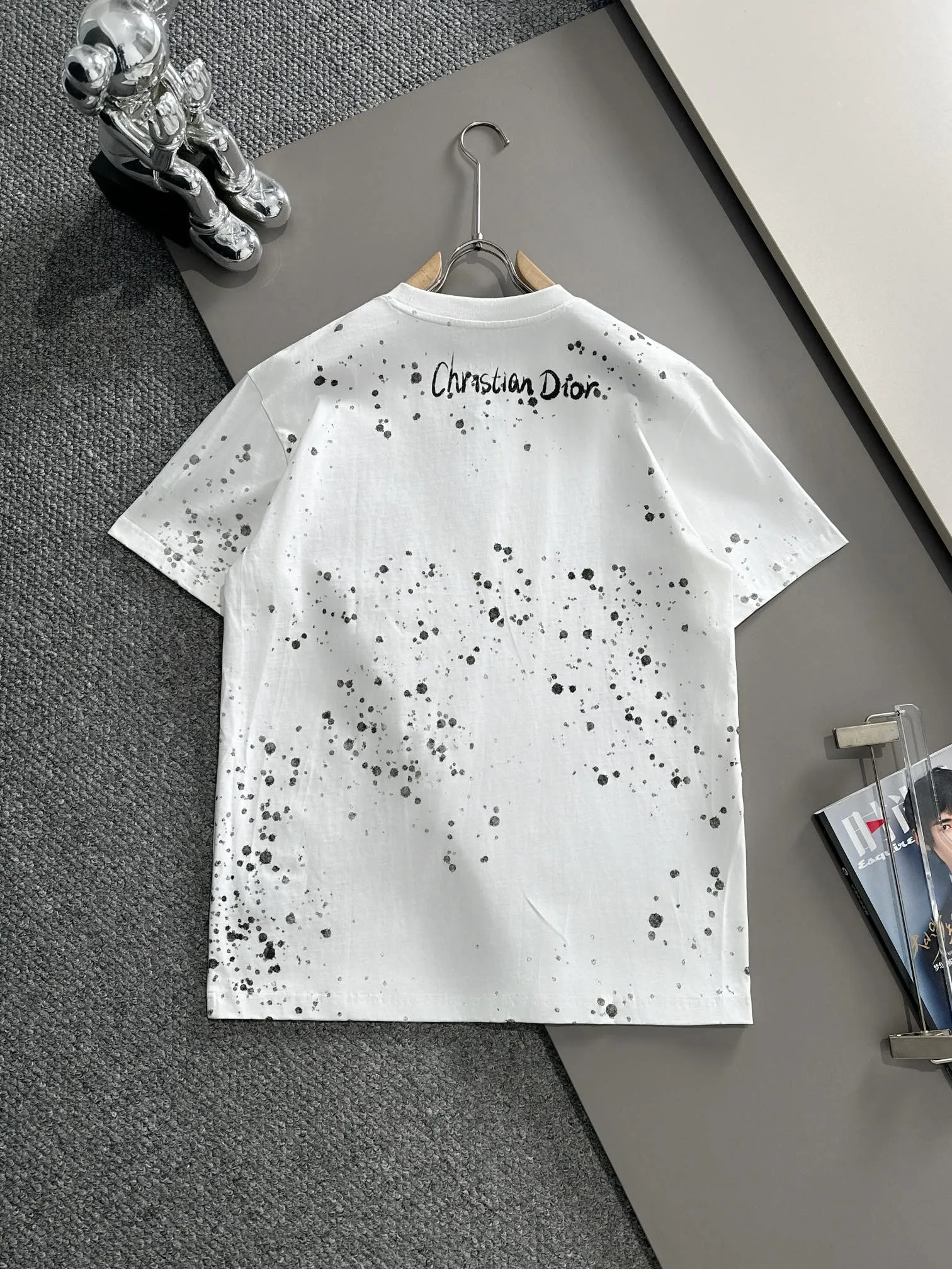 🅿️170 (arrives the next day) Dior 2025 new style inkjet + hand-painted letter logo, same style for men and women, short-sleeved T-shirt ·Customized 260g 100% double yarn pure cotton fabric ·Design dyed 32 double-strand threads ·Complete collar label, main mark and three labels Color: white Size: XS S M L