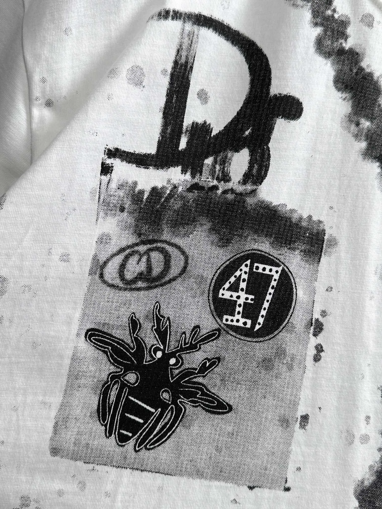 🅿️170 (arrives the next day) Dior 2025 new style inkjet + hand-painted letter logo, same style for men and women, short-sleeved T-shirt ·Customized 260g 100% double yarn pure cotton fabric ·Design dyed 32 double-strand threads ·Complete collar label, main mark and three labels Color: white Size: XS S M L