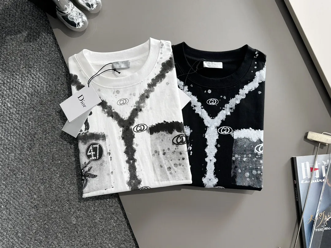 🅿️170 (arrives the next day) Dior 2025 new style inkjet + hand-painted letter logo, same style for men and women, short-sleeved T-shirt ·Customized 260g 100% double yarn pure cotton fabric ·Design dyed 32 double-strand threads ·Complete collar label, main mark and three labels Color: white Size: XS S M L