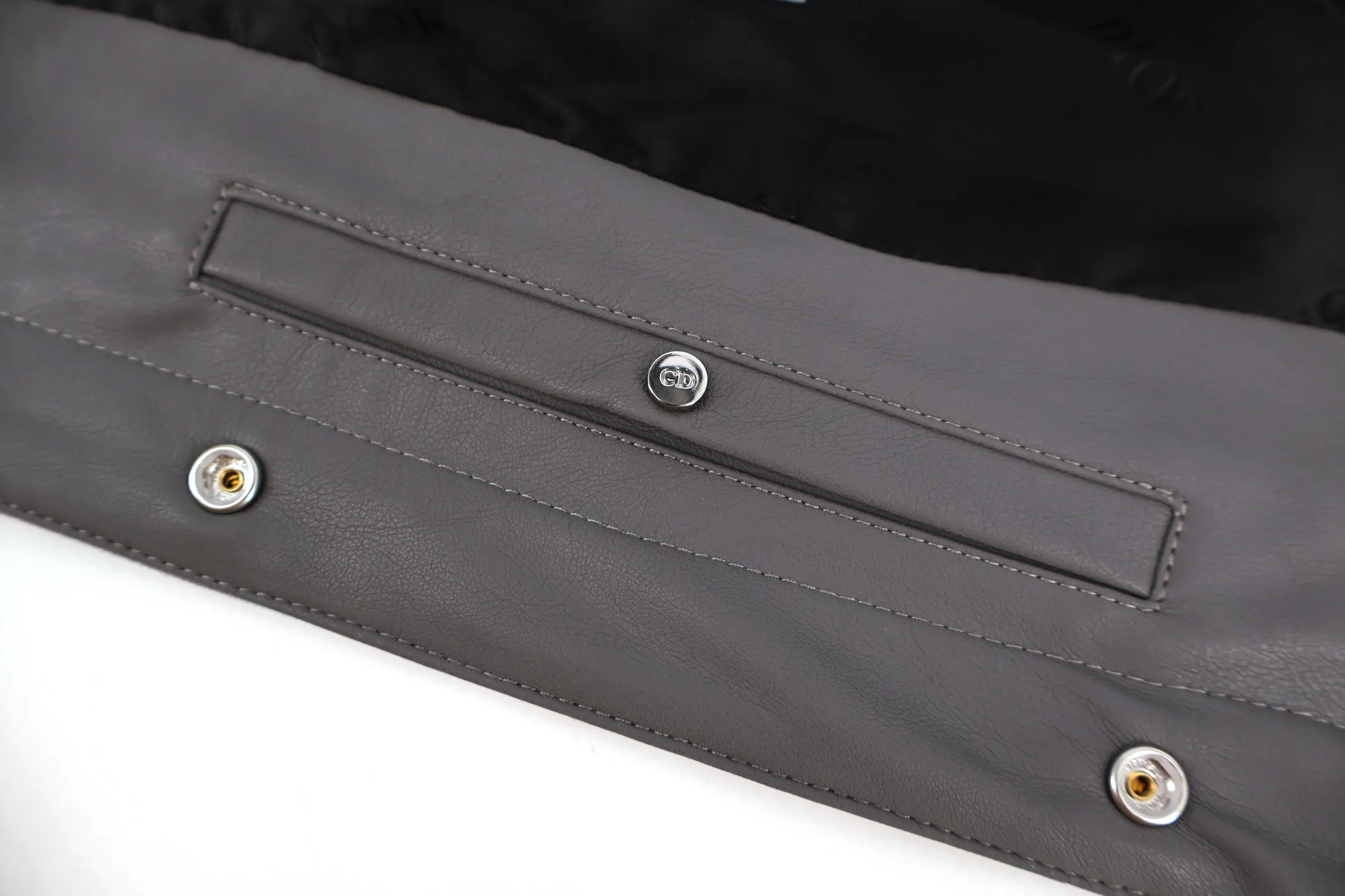 🅿️800 CD webbing suede jacket (grey) originally purchased for 36,000. The fabric is made of Italian suede material, with 50 grams of knitted composite, customized 101 matte gray leather, and is carefully made of cow leather. It is unique. The interior is made of full-print jacquard satin lining, which makes the whole dress more dimensional. The front pockets are decorated with classic embossed logo letters, and the placket is decorated with grosgrain webbing with woven letters. Customized 0.3×6cm leather strap with 14mm matte black snap buckle, custom 10mm mushroom snap buckle. Embossed lining, customized accessories. A full set of custom-made three-label accessories, fashionable and classic, can add the finishing touch to various daily looks. The three-dimensional tailoring is finely crafted and the upper body is stylish and feels good. Size:48-50-52