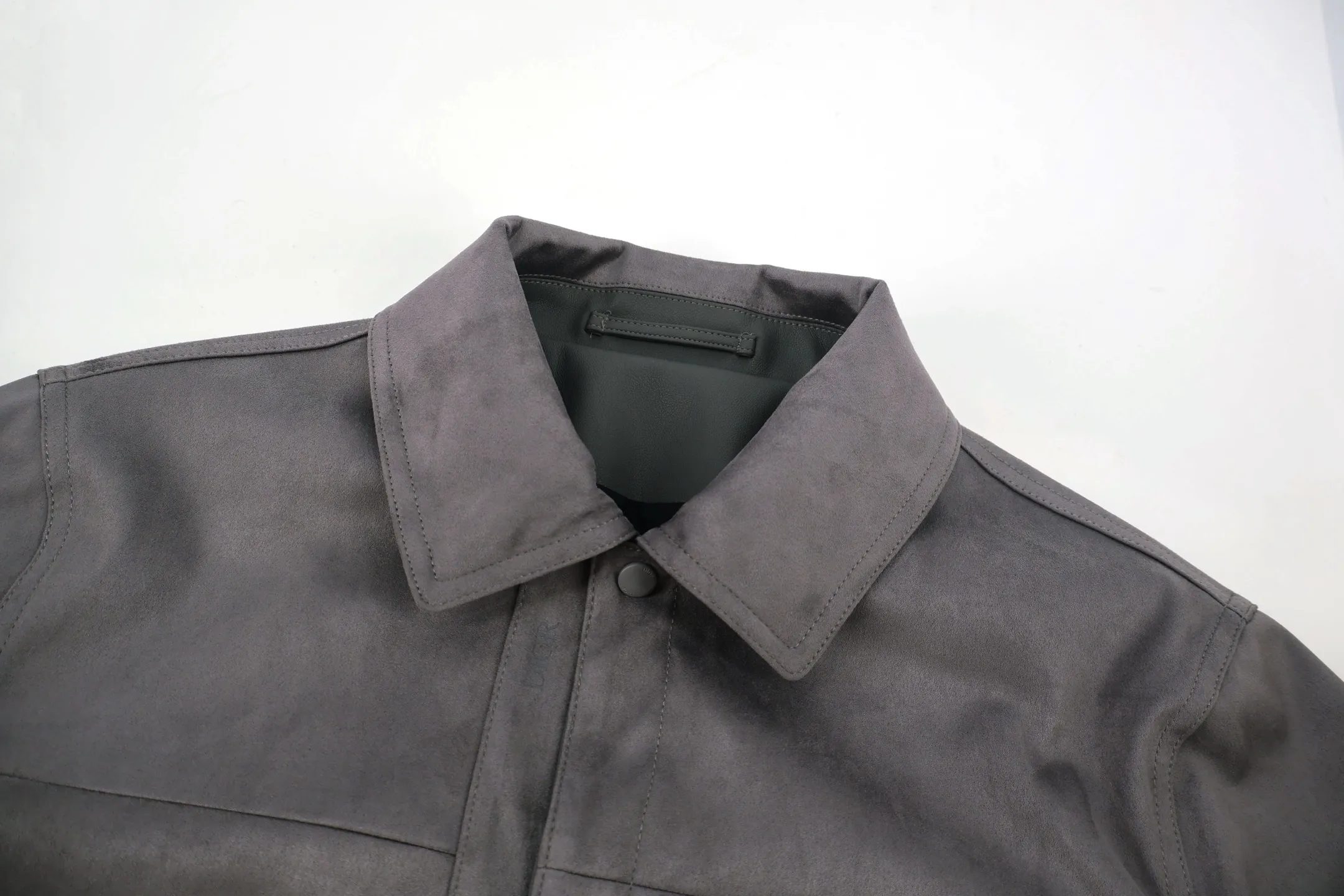 🅿️800 CD webbing suede jacket (grey) originally purchased for 36,000. The fabric is made of Italian suede material, with 50 grams of knitted composite, customized 101 matte gray leather, and is carefully made of cow leather. It is unique. The interior is made of full-print jacquard satin lining, which makes the whole dress more dimensional. The front pockets are decorated with classic embossed logo letters, and the placket is decorated with grosgrain webbing with woven letters. Customized 0.3×6cm leather strap with 14mm matte black snap buckle, custom 10mm mushroom snap buckle. Embossed lining, customized accessories. A full set of custom-made three-label accessories, fashionable and classic, can add the finishing touch to various daily looks. The three-dimensional tailoring is finely crafted and the upper body is stylish and feels good. Size:48-50-52