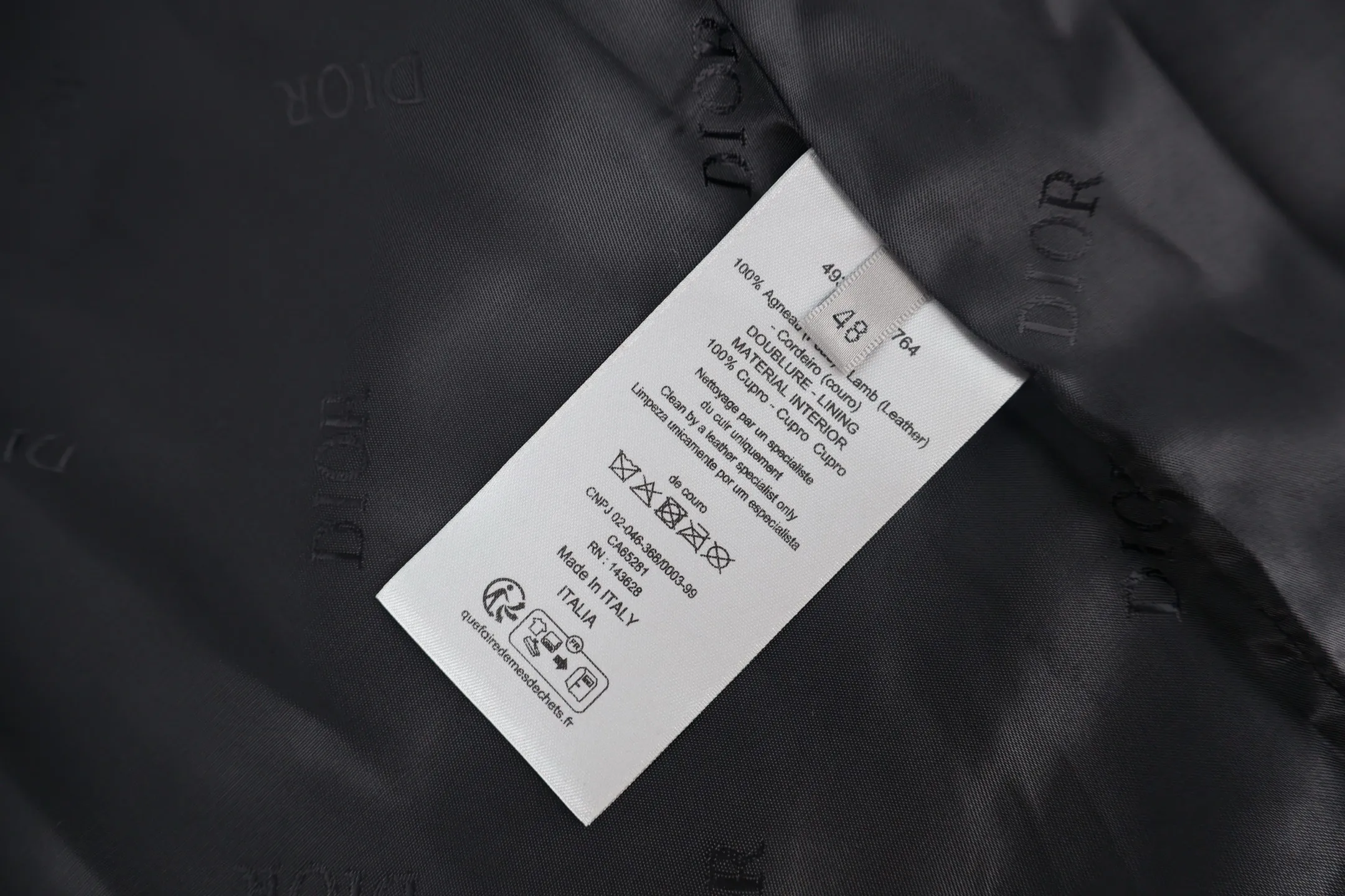 🅿️800 CD webbing suede jacket (grey) originally purchased for 36,000. The fabric is made of Italian suede material, with 50 grams of knitted composite, customized 101 matte gray leather, and is carefully made of cow leather. It is unique. The interior is made of full-print jacquard satin lining, which makes the whole dress more dimensional. The front pockets are decorated with classic embossed logo letters, and the placket is decorated with grosgrain webbing with woven letters. Customized 0.3×6cm leather strap with 14mm matte black snap buckle, custom 10mm mushroom snap buckle. Embossed lining, customized accessories. A full set of custom-made three-label accessories, fashionable and classic, can add the finishing touch to various daily looks. The three-dimensional tailoring is finely crafted and the upper body is stylish and feels good. Size:48-50-52