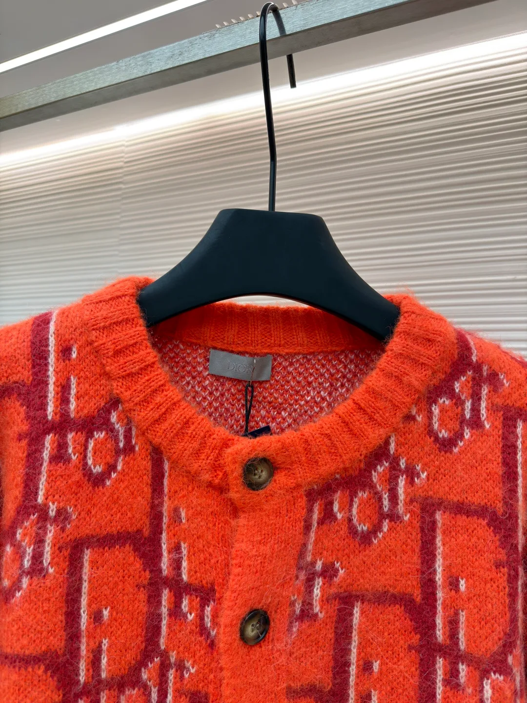 Dior mohair knitted cardigan ●Original version: 21000 purchased and developed ●Item number: 1681335-B60 ●Fabric: mohair fabric ●Technology: knitted ●Color: orange ●Version: fitted version ●Weight: about 725 grams ●Size: S-M-L-XL ●Description: This cardigan is made of mohair blended fabric, which is soft to the touch and has a fluffy texture. The brand's classic letter jacquard is displayed all over the body, which is realized through two-color knitting technology. The pattern texture is clear and three-dimensional, and the colors are distinct. The round neck design is processed by ribbing edge processing, and the neckline is stiff and not easy to deform; the placket is equipped with retro metal buttons, the color is old and echoes the overall style. The ribs on the cuffs and hem are made of high-elastic knitting technology to ensure good fit and resilience. The overall cut is a loose fit, and the splicing of the body uses seamless weaving technology to avoid exposed threads and improve wearing comfort. From jacquard craftsmanship to detail processing, every step reflects the exquisite control of luxury knitwear. It is a fusion of the brand's classic elements and high-end knitting craftsmanship. The overall wiring is straight and delicate, the fabric is comfortable and soft, and the color is consistent without color difference. It can be matched with the same style to create a fashionable look and control various occasions. Customized accessories, complete with three standards, same style for men and women!