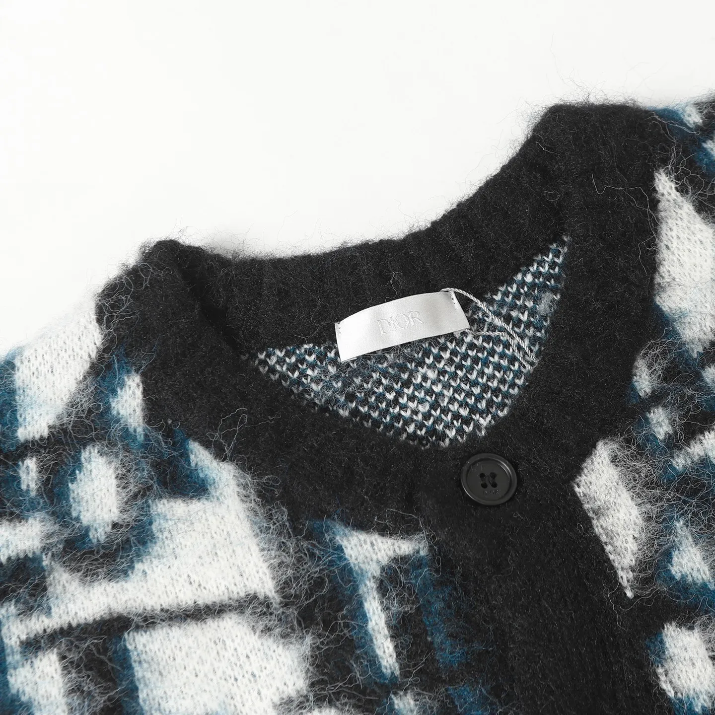 🅿️530 CD/Dior presbyopic mohair cardigan size S M L Purchase ZP for the first time, custom-woven with 70% high proportion of pure mohair, The cardigan is made from responsibly sourced, rich and finely milled mohair, which is woven from imported Stoll. The whole body is perfectly aligned with every stitch, and the full-width twill presbyopia pattern is accentuated with colorful fluorescent tones. The mohair is washed and naturally milled, and the pieces need to be knitted after they are woven. It is necessary to manually remove the dotted threads that hang the hair, draw out the knots and then sew them. After sewing, wash and iron them first, then remove the clamps to capture the hair, wash it again after grasping it, and finally capture the hair again to achieve the same wool feel and effect as ZP. The process is very complicated. Finished with front patch pockets and molded branded horn buttons.