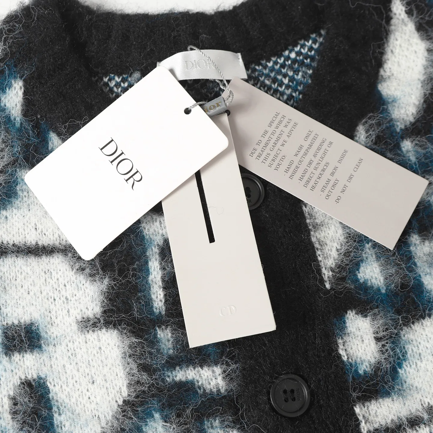🅿️530 CD/Dior presbyopic mohair cardigan size S M L Purchase ZP for the first time, custom-woven with 70% high proportion of pure mohair, The cardigan is made from responsibly sourced, rich and finely milled mohair, which is woven from imported Stoll. The whole body is perfectly aligned with every stitch, and the full-width twill presbyopia pattern is accentuated with colorful fluorescent tones. The mohair is washed and naturally milled, and the pieces need to be knitted after they are woven. It is necessary to manually remove the dotted threads that hang the hair, draw out the knots and then sew them. After sewing, wash and iron them first, then remove the clamps to capture the hair, wash it again after grasping it, and finally capture the hair again to achieve the same wool feel and effect as ZP. The process is very complicated. Finished with front patch pockets and molded branded horn buttons.