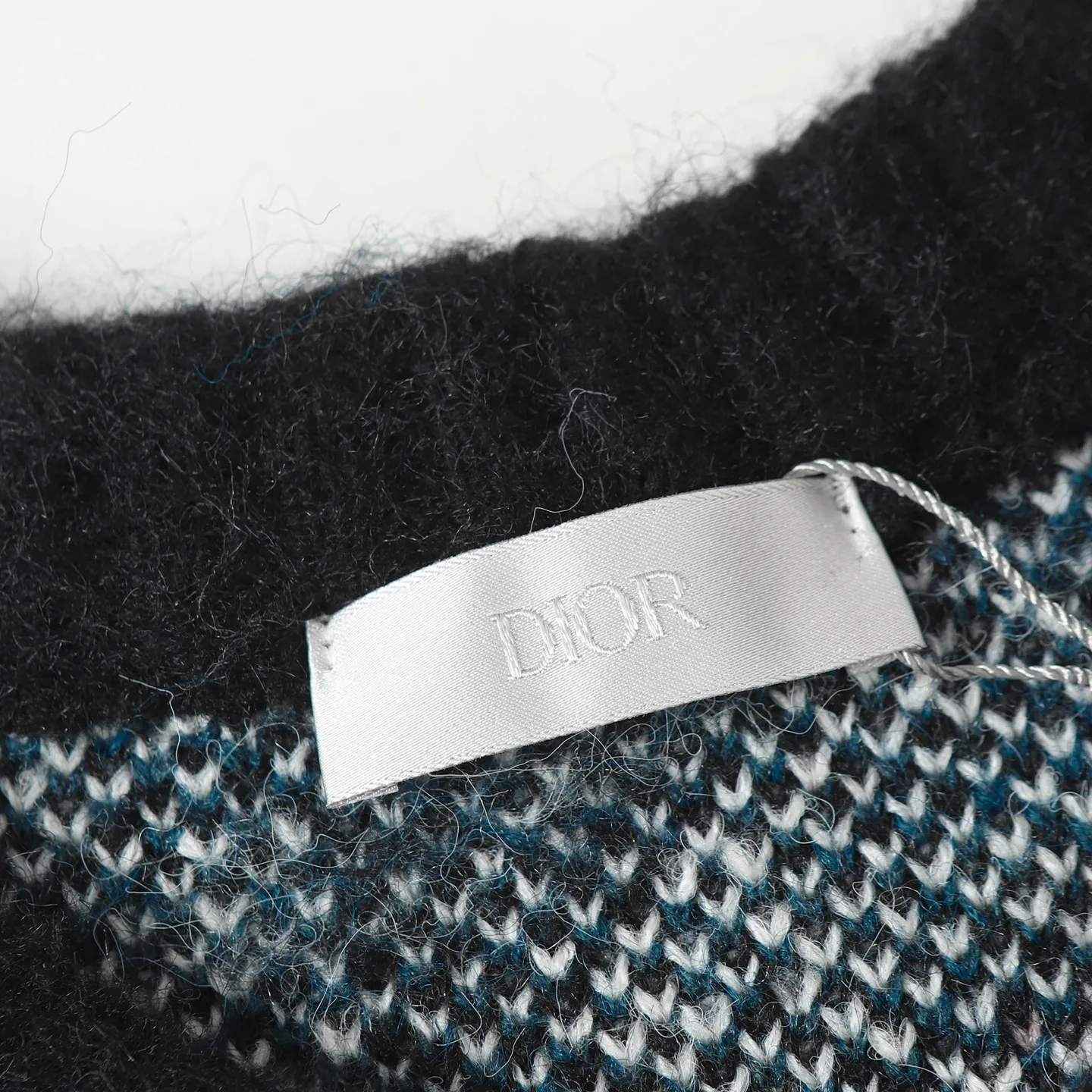 🅿️530 CD/Dior presbyopic mohair cardigan size S M L Purchase ZP for the first time, custom-woven with 70% high proportion of pure mohair, The cardigan is made from responsibly sourced, rich and finely milled mohair, which is woven from imported Stoll. The whole body is perfectly aligned with every stitch, and the full-width twill presbyopia pattern is accentuated with colorful fluorescent tones. The mohair is washed and naturally milled, and the pieces need to be knitted after they are woven. It is necessary to manually remove the dotted threads that hang the hair, draw out the knots and then sew them. After sewing, wash and iron them first, then remove the clamps to capture the hair, wash it again after grasping it, and finally capture the hair again to achieve the same wool feel and effect as ZP. The process is very complicated. Finished with front patch pockets and molded branded horn buttons.
