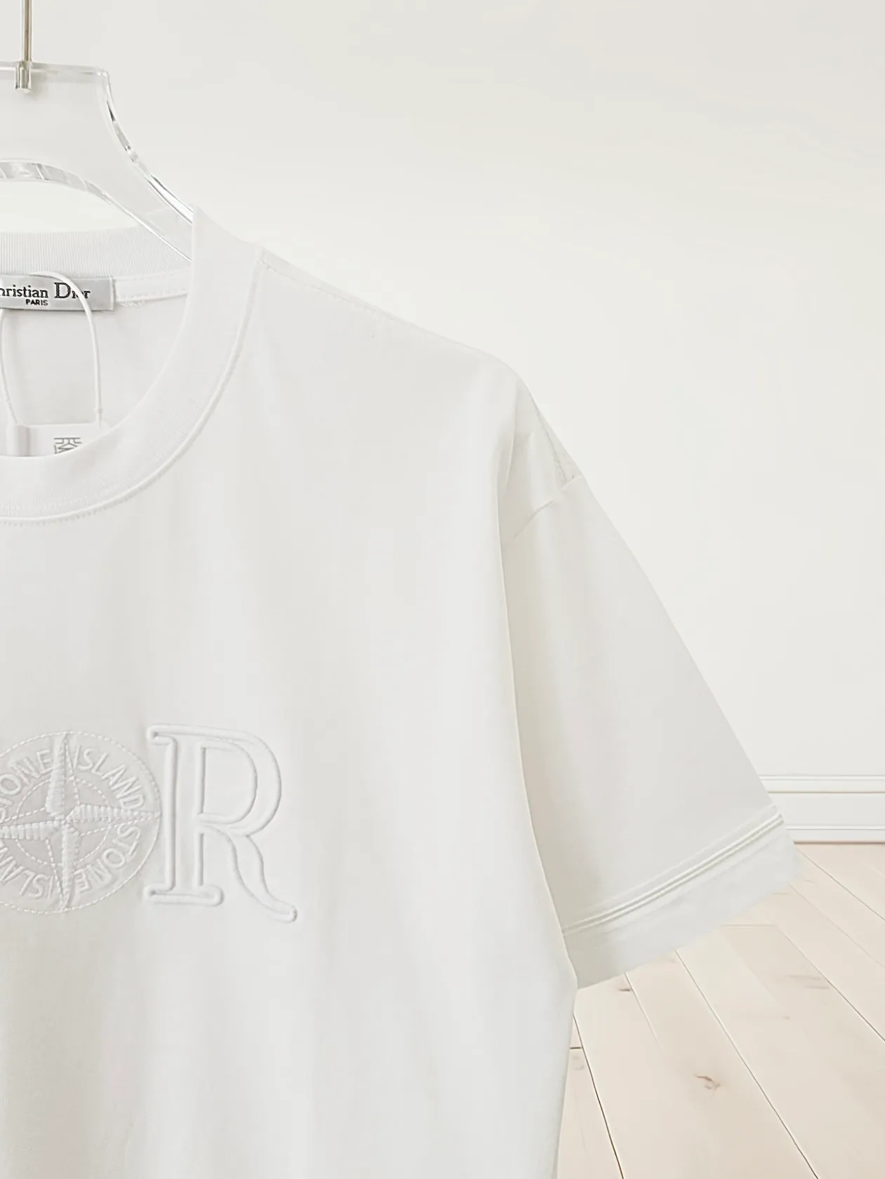 🅿️190 [Higher Version] Dior x Stone Island Dior x Stone Island joint embroidered short sleeves. The fabric is 32 counts, 280g, full of texture and soft to the touch. The process adopts imported machine embroidery technology. Advanced computer control system and precision mechanical components are used to realize the Dior Stone Island embroidery operation. High precision. The lines are smooth and delicate. The valley wave weaving process adjusts the knitting method of the front and rear continuous needle beds to create a horizontal convex effect on the surface of the knitted fabric. The fabric is washed and has a better hand feel. It is not easy to deform, shrink or fade. Maintain long-lasting beauty, complete with three standard styles for men and women. Color: black/white Size: S to xL