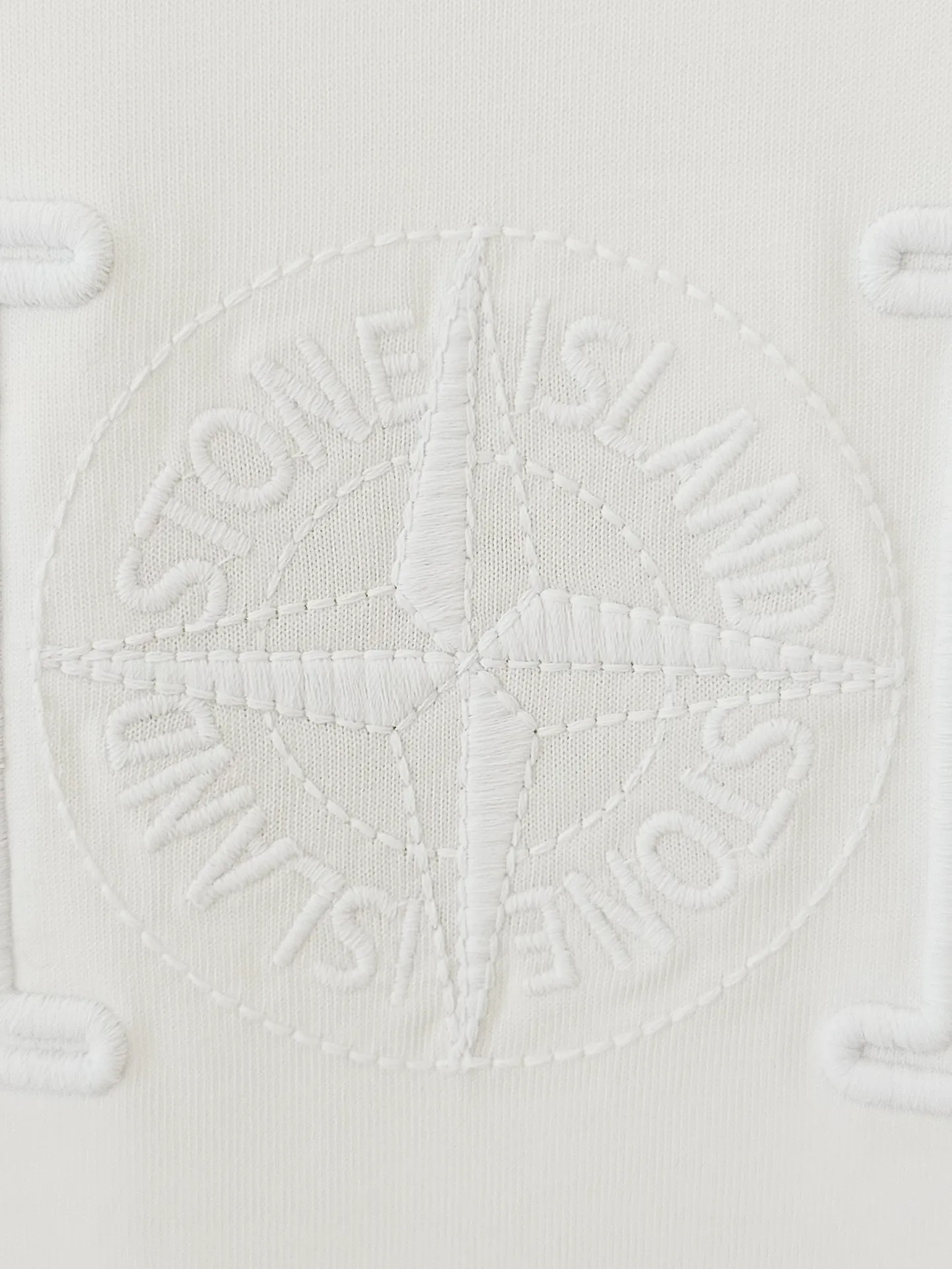 🅿️190 [Higher Version] Dior x Stone Island Dior x Stone Island joint embroidered short sleeves. The fabric is 32 counts, 280g, full of texture and soft to the touch. The process adopts imported machine embroidery technology. Advanced computer control system and precision mechanical components are used to realize the Dior Stone Island embroidery operation. High precision. The lines are smooth and delicate. The valley wave weaving process adjusts the knitting method of the front and rear continuous needle beds to create a horizontal convex effect on the surface of the knitted fabric. The fabric is washed and has a better hand feel. It is not easy to deform, shrink or fade. Maintain long-lasting beauty, complete with three standard styles for men and women. Color: black/white Size: S to xL