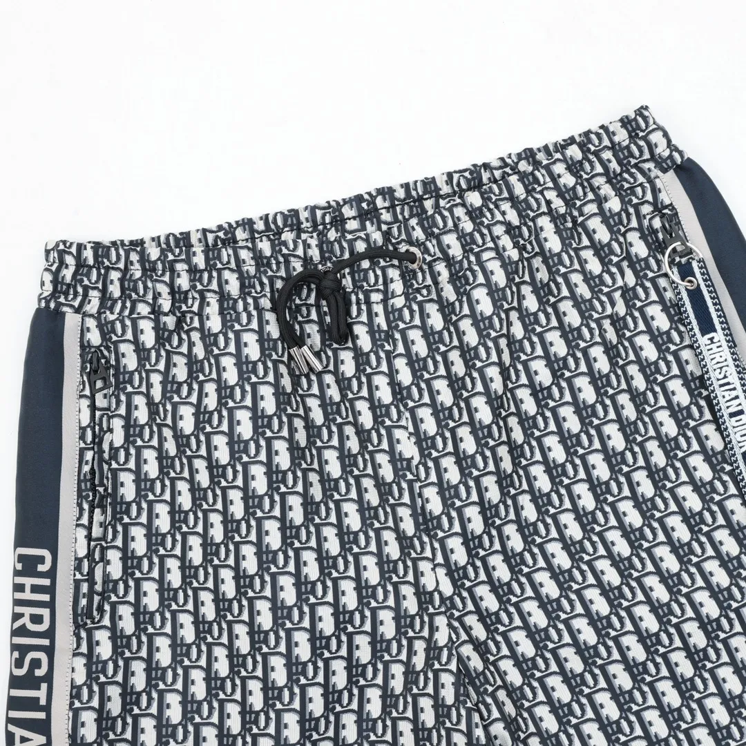 🅿️310 DIOR/Dior Presbyopic Ribbon Shorts. The original purchase of heavy-weight clothing is developed from raw materials. The highest version is released on the entire network. The fabric is made of imported raw materials, and the whole piece is Dr's classic jacquard weave. The minimum order is 8,000 meters of fabric, which is produced day and night by imported yarn-dyed looms. The daily output of each machine is only 40 meters. All alignment materials are close to 4 meters. The position spacing of the letter webbing and the webbing effect are completely consistent with the original version. The entire garment is lined with black fabric imported from South Korea. The placket zipper is made from a unified mold and is custom-made, and the rails are machine-pressed from imported environmentally friendly materials. After the lower corner rope is woven, the core dyeing technology is used to achieve the final dyeing effect. After pattern development and pattern making, computer intelligent cutting is used to increase work efficiency while ensuring the integrity of the pattern. The upper body effect is restored consistently! ! ! Size：XS-L