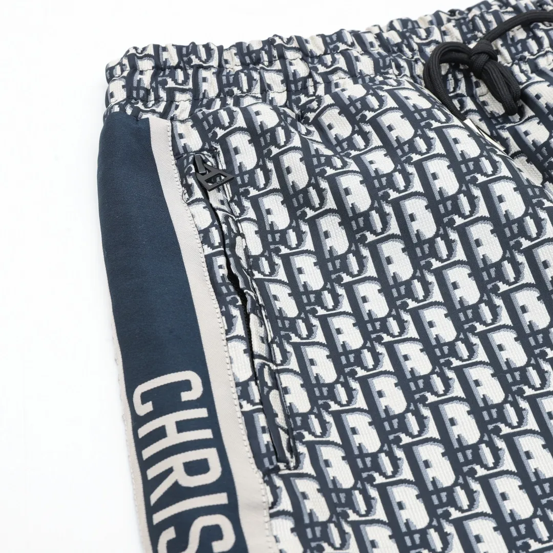 🅿️310 DIOR/Dior Presbyopic Ribbon Shorts. The original purchase of heavy-weight clothing is developed from raw materials. The highest version is released on the entire network. The fabric is made of imported raw materials, and the whole piece is Dr's classic jacquard weave. The minimum order is 8,000 meters of fabric, which is produced day and night by imported yarn-dyed looms. The daily output of each machine is only 40 meters. All alignment materials are close to 4 meters. The position spacing of the letter webbing and the webbing effect are completely consistent with the original version. The entire garment is lined with black fabric imported from South Korea. The placket zipper is made from a unified mold and is custom-made, and the rails are machine-pressed from imported environmentally friendly materials. After the lower corner rope is woven, the core dyeing technology is used to achieve the final dyeing effect. After pattern development and pattern making, computer intelligent cutting is used to increase work efficiency while ensuring the integrity of the pattern. The upper body effect is restored consistently! ! ! Size：XS-L