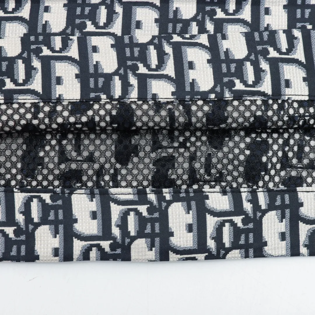 🅿️310 DIOR/Dior Presbyopic Ribbon Shorts. The original purchase of heavy-weight clothing is developed from raw materials. The highest version is released on the entire network. The fabric is made of imported raw materials, and the whole piece is Dr's classic jacquard weave. The minimum order is 8,000 meters of fabric, which is produced day and night by imported yarn-dyed looms. The daily output of each machine is only 40 meters. All alignment materials are close to 4 meters. The position spacing of the letter webbing and the webbing effect are completely consistent with the original version. The entire garment is lined with black fabric imported from South Korea. The placket zipper is made from a unified mold and is custom-made, and the rails are machine-pressed from imported environmentally friendly materials. After the lower corner rope is woven, the core dyeing technology is used to achieve the final dyeing effect. After pattern development and pattern making, computer intelligent cutting is used to increase work efficiency while ensuring the integrity of the pattern. The upper body effect is restored consistently! ! ! Size：XS-L