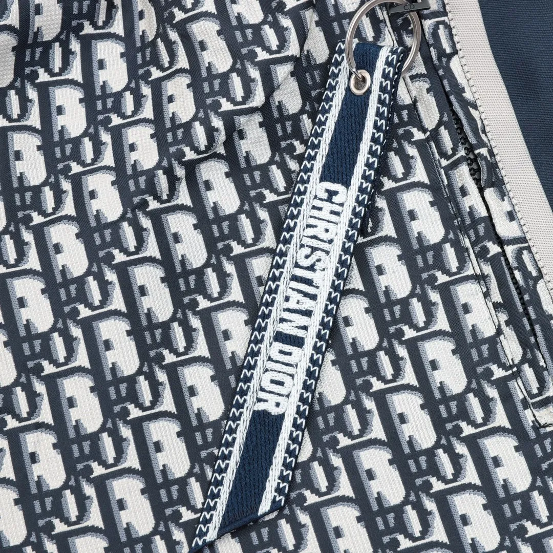 🅿️310 DIOR/Dior Presbyopic Ribbon Shorts. The original purchase of heavy-weight clothing is developed from raw materials. The highest version is released on the entire network. The fabric is made of imported raw materials, and the whole piece is Dr's classic jacquard weave. The minimum order is 8,000 meters of fabric, which is produced day and night by imported yarn-dyed looms. The daily output of each machine is only 40 meters. All alignment materials are close to 4 meters. The position spacing of the letter webbing and the webbing effect are completely consistent with the original version. The entire garment is lined with black fabric imported from South Korea. The placket zipper is made from a unified mold and is custom-made, and the rails are machine-pressed from imported environmentally friendly materials. After the lower corner rope is woven, the core dyeing technology is used to achieve the final dyeing effect. After pattern development and pattern making, computer intelligent cutting is used to increase work efficiency while ensuring the integrity of the pattern. The upper body effect is restored consistently! ! ! Size：XS-L