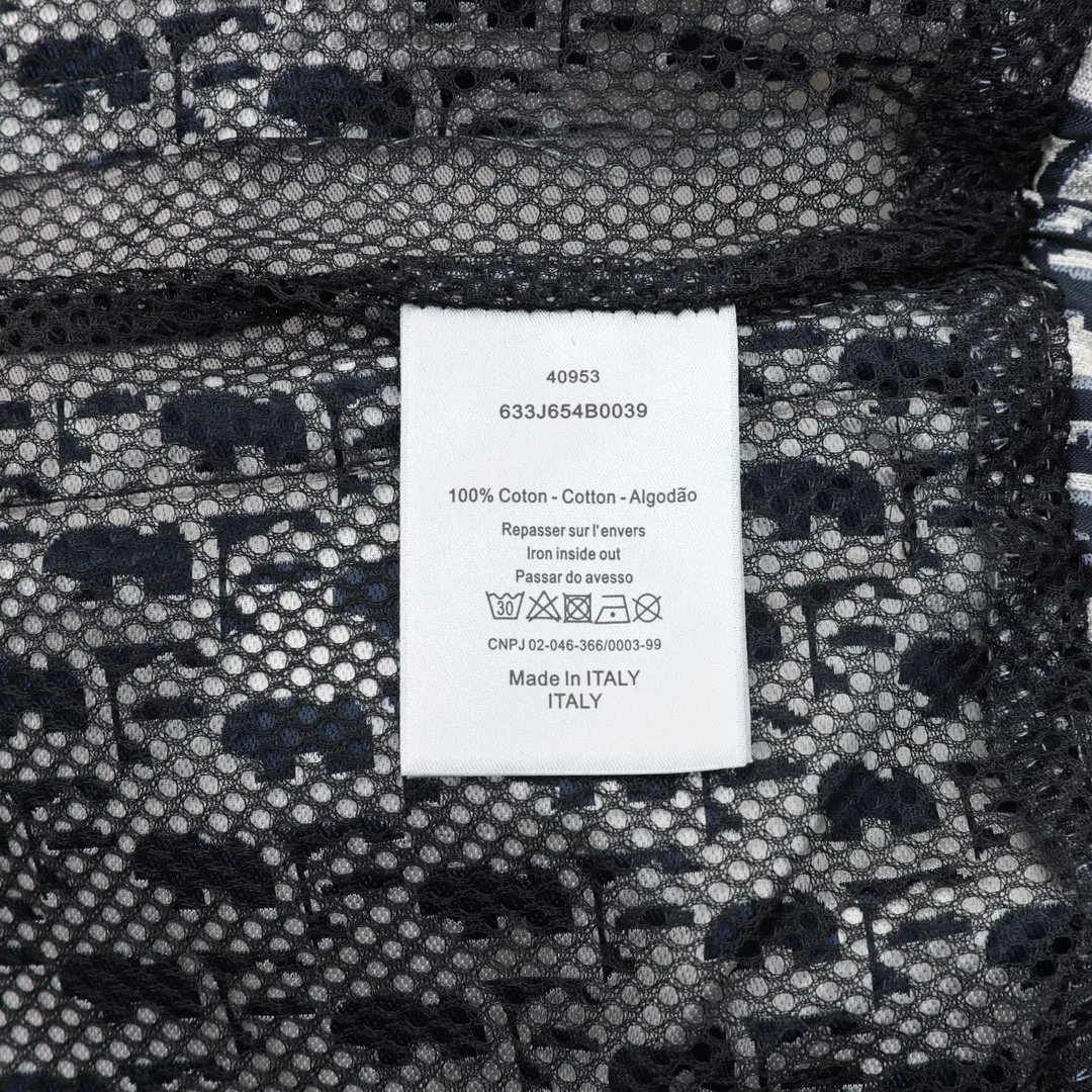 🅿️310 DIOR/Dior Presbyopic Ribbon Shorts. The original purchase of heavy-weight clothing is developed from raw materials. The highest version is released on the entire network. The fabric is made of imported raw materials, and the whole piece is Dr's classic jacquard weave. The minimum order is 8,000 meters of fabric, which is produced day and night by imported yarn-dyed looms. The daily output of each machine is only 40 meters. All alignment materials are close to 4 meters. The position spacing of the letter webbing and the webbing effect are completely consistent with the original version. The entire garment is lined with black fabric imported from South Korea. The placket zipper is made from a unified mold and is custom-made, and the rails are machine-pressed from imported environmentally friendly materials. After the lower corner rope is woven, the core dyeing technology is used to achieve the final dyeing effect. After pattern development and pattern making, computer intelligent cutting is used to increase work efficiency while ensuring the integrity of the pattern. The upper body effect is restored consistently! ! ! Size：XS-L