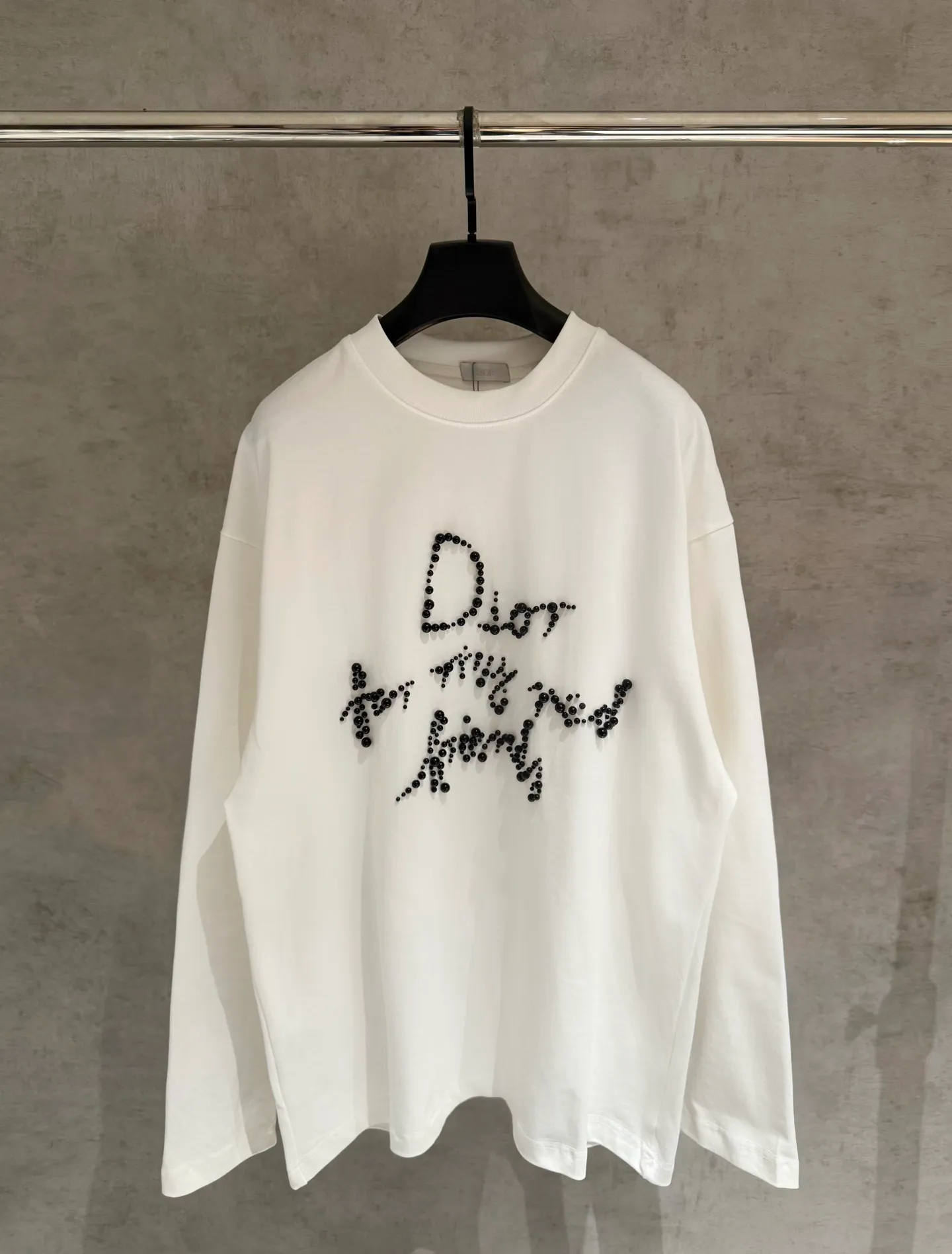 🅿️310 [Strict quality control] Dior's new long-sleeved sweatshirt T-shirt. Heavy 420g double yarn fabric. Beaded on the front. Wash the whole garment twice. Frayed and torn on all four sides. Heavy fabric. The neckline is made of icy Salona. Loose fit. Deep, wide and stylish. No deformation or shrinkage. Color: 2 colors black and white. Size: M-2xl.