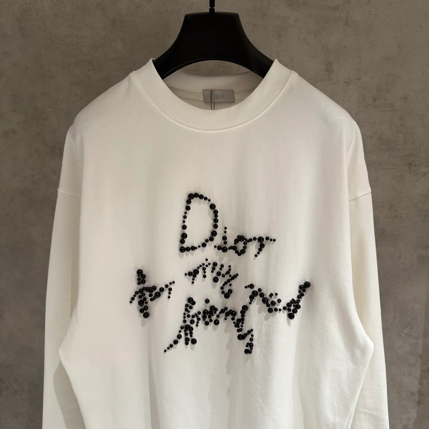 🅿️310 [Strict quality control] Dior's new long-sleeved sweatshirt T-shirt. Heavy 420g double yarn fabric. Beaded on the front. Wash the whole garment twice. Frayed and torn on all four sides. Heavy fabric. The neckline is made of icy Salona. Loose fit. Deep, wide and stylish. No deformation or shrinkage. Color: 2 colors black and white. Size: M-2xl.