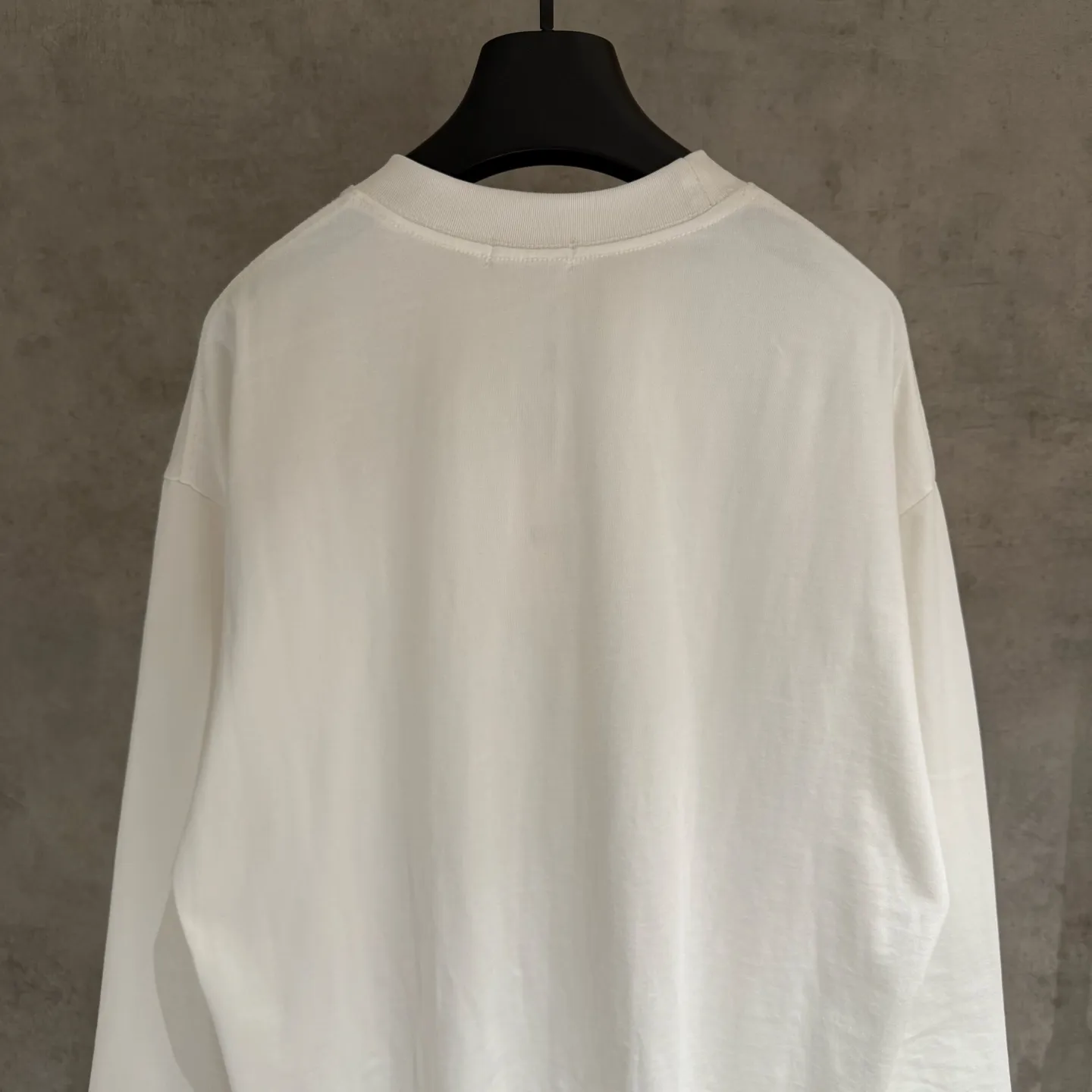 🅿️310 [Strict quality control] Dior's new long-sleeved sweatshirt T-shirt. Heavy 420g double yarn fabric. Beaded on the front. Wash the whole garment twice. Frayed and torn on all four sides. Heavy fabric. The neckline is made of icy Salona. Loose fit. Deep, wide and stylish. No deformation or shrinkage. Color: 2 colors black and white. Size: M-2xl.