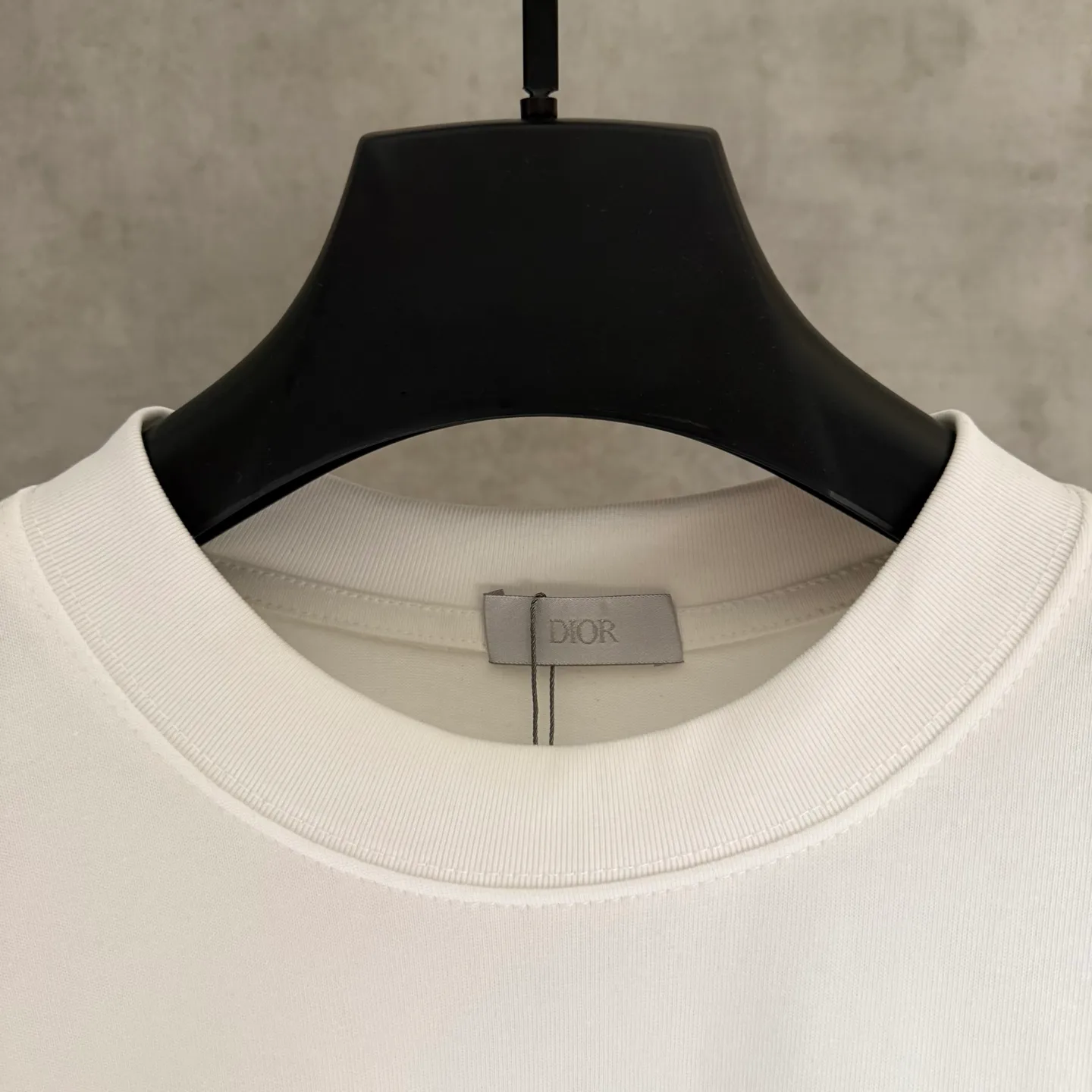 🅿️310 [Strict quality control] Dior's new long-sleeved sweatshirt T-shirt. Heavy 420g double yarn fabric. Beaded on the front. Wash the whole garment twice. Frayed and torn on all four sides. Heavy fabric. The neckline is made of icy Salona. Loose fit. Deep, wide and stylish. No deformation or shrinkage. Color: 2 colors black and white. Size: M-2xl.