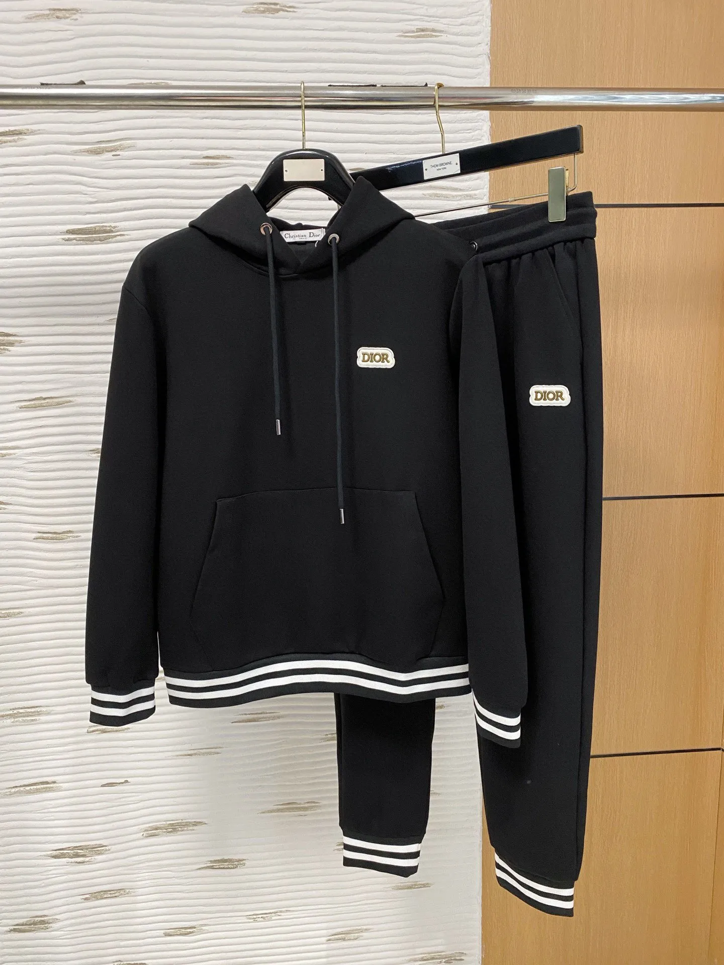 🅿️720 [DIOR Dior] Hot-selling suit is coming. Focus on the original version of the official website. 2025 new hot-selling cardigan and sweatshirt suit. The original order is the best 🇭🇰. It is the meticulous work of top designers for a fitting and perfect upper body effect. All-natural high-quality Tencel Roman cotton 100%, close-fitting comfort, noble and elegant! Original hardware embodies elegance and nobility! Counter size: M-3XL (maximum wear up to 190 pounds)