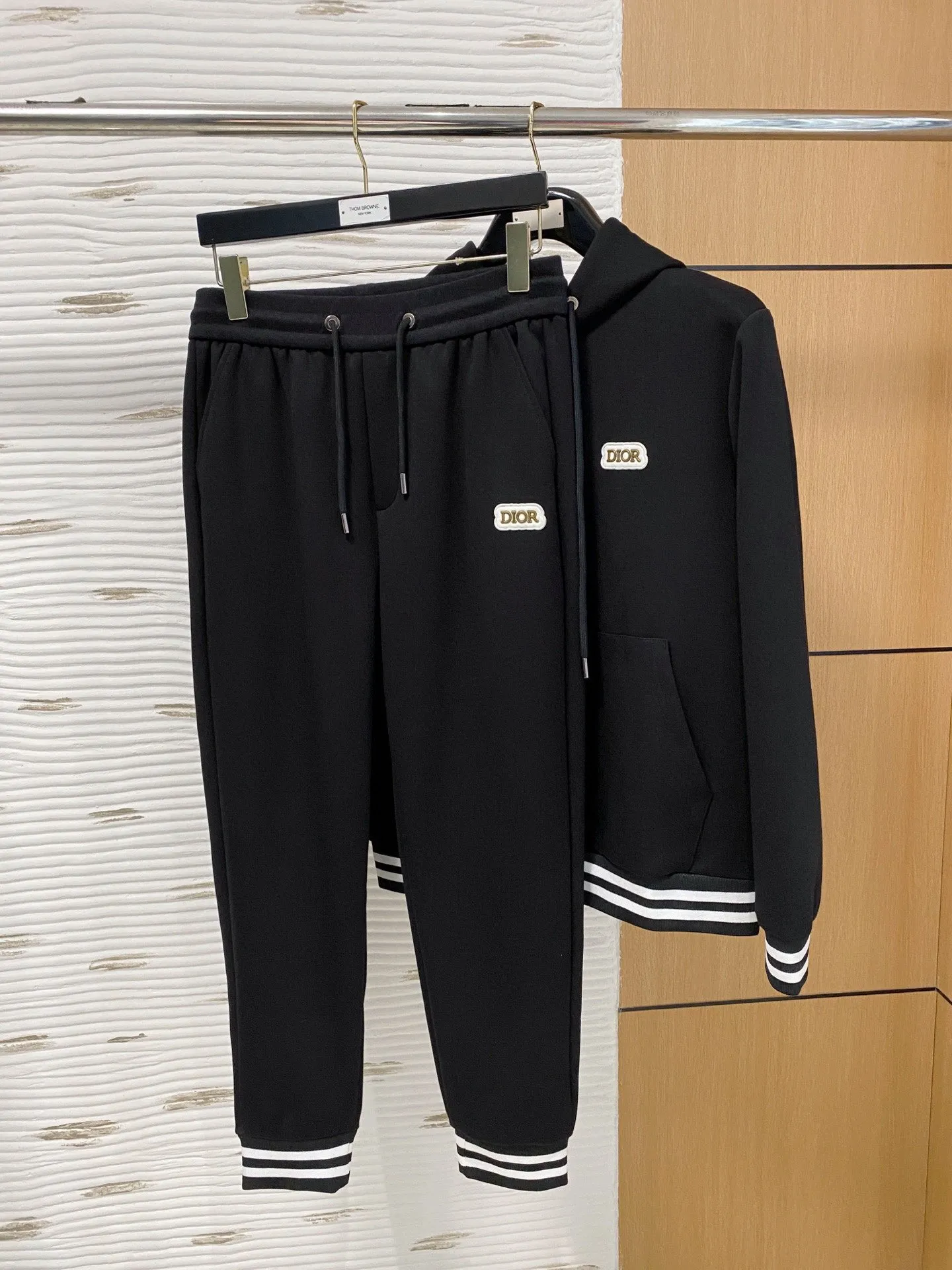 🅿️720 [DIOR Dior] Hot-selling suit is coming. Focus on the original version of the official website. 2025 new hot-selling cardigan and sweatshirt suit. The original order is the best 🇭🇰. It is the meticulous work of top designers for a fitting and perfect upper body effect. All-natural high-quality Tencel Roman cotton 100%, close-fitting comfort, noble and elegant! Original hardware embodies elegance and nobility! Counter size: M-3XL (maximum wear up to 190 pounds)