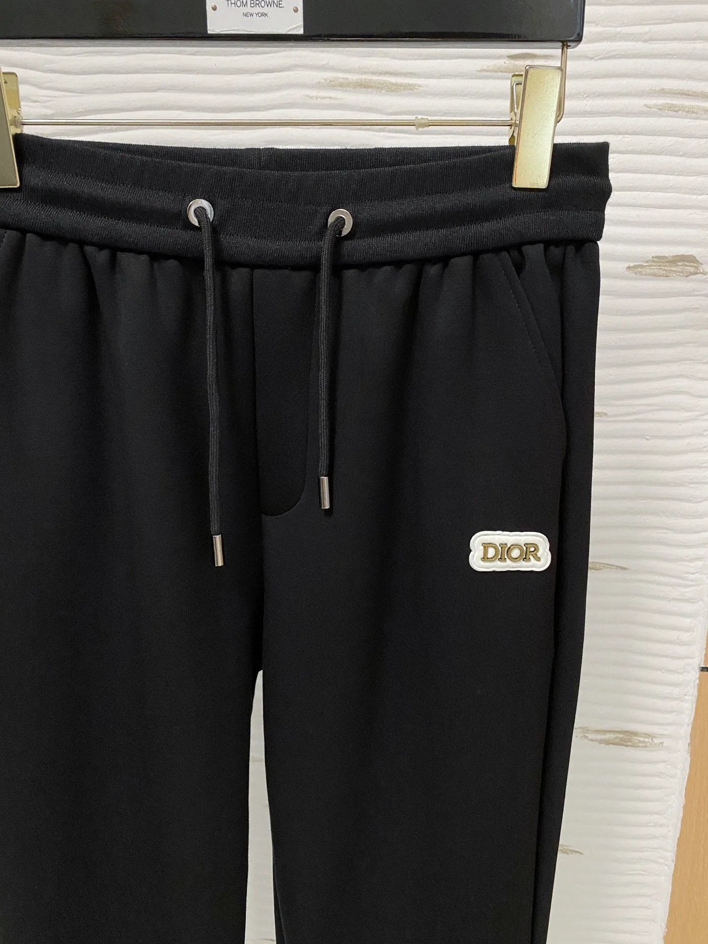 🅿️720 [DIOR Dior] Hot-selling suit is coming. Focus on the original version of the official website. 2025 new hot-selling cardigan and sweatshirt suit. The original order is the best 🇭🇰. It is the meticulous work of top designers for a fitting and perfect upper body effect. All-natural high-quality Tencel Roman cotton 100%, close-fitting comfort, noble and elegant! Original hardware embodies elegance and nobility! Counter size: M-3XL (maximum wear up to 190 pounds)