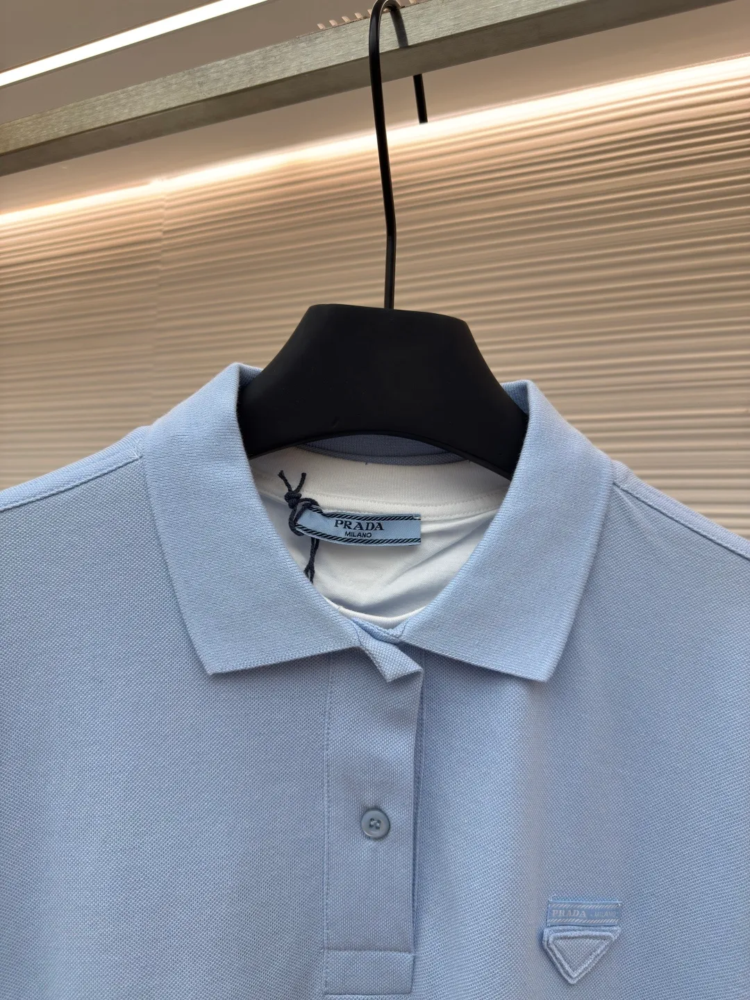 Prada jersey fake two-piece short-sleeved POLO shirt ●Authentic product: purchased and developed by 6658 ●Item number: 1680593-A55 ●Fabric: Cotton pique fabric ●Technology: Jersey knitting ●Version: Fitted version ●Weight: about 593 grams ●Size: S-M-L-XL ●Description: Custom dyed 40-count double-ply cotton pique fabric 50-count double-ply plain fabric Customized flat machine rib Fabric fermentation washing, customized 1:1 chest woven label, buttons, trademark, loose version, customized hardware, threads, accessories, plate alignment, same style for men and women. The overall wiring is straight and delicate, the fabric is comfortable and soft, and the color is consistent without color difference. It can be matched with the same style to create a fashionable look and control various occasions. Customized accessories, complete with three standards, same style for men and women!