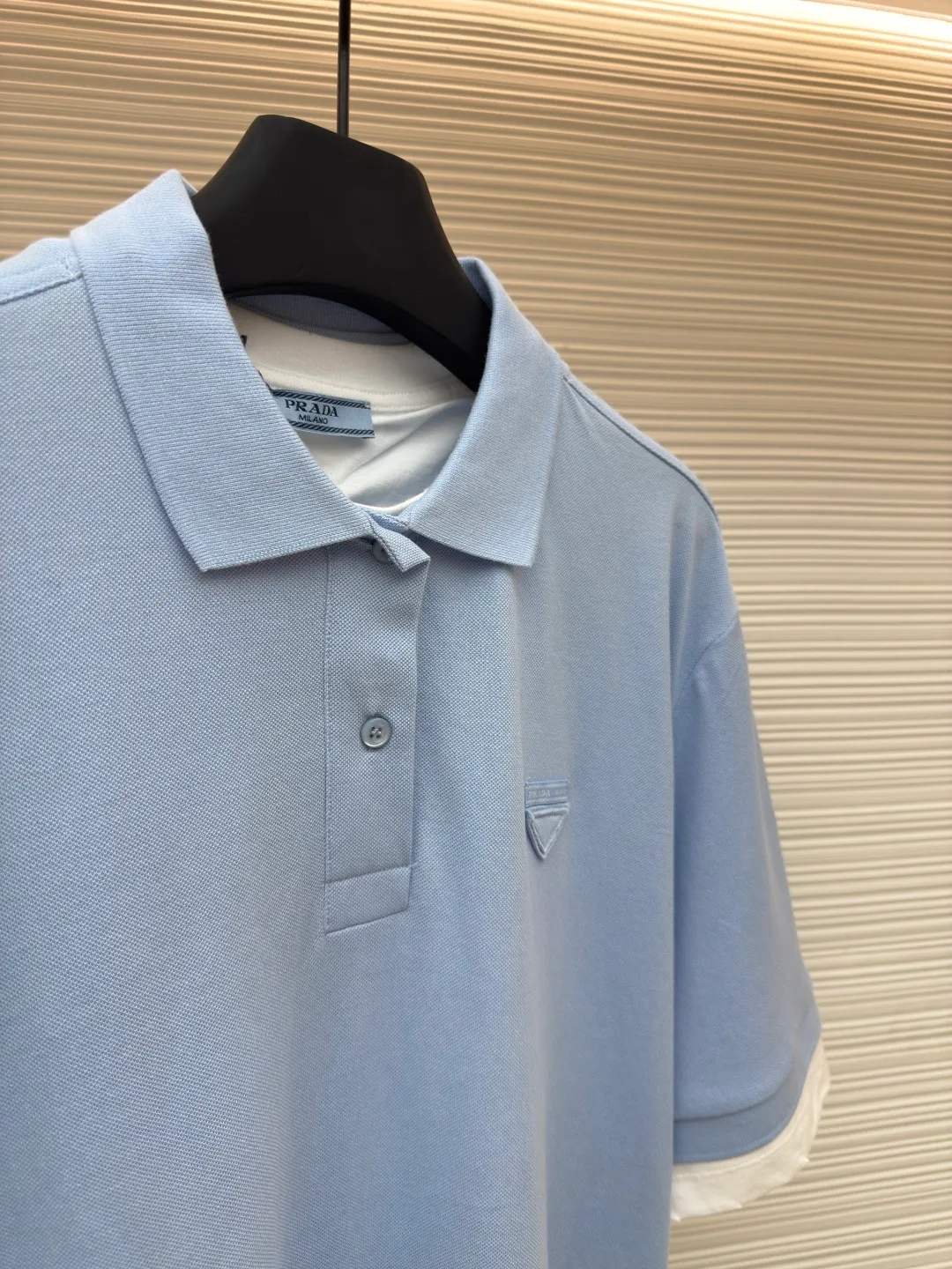 Prada jersey fake two-piece short-sleeved POLO shirt ●Authentic product: purchased and developed by 6658 ●Item number: 1680593-A55 ●Fabric: Cotton pique fabric ●Technology: Jersey knitting ●Version: Fitted version ●Weight: about 593 grams ●Size: S-M-L-XL ●Description: Custom dyed 40-count double-ply cotton pique fabric 50-count double-ply plain fabric Customized flat machine rib Fabric fermentation washing, customized 1:1 chest woven label, buttons, trademark, loose version, customized hardware, threads, accessories, plate alignment, same style for men and women. The overall wiring is straight and delicate, the fabric is comfortable and soft, and the color is consistent without color difference. It can be matched with the same style to create a fashionable look and control various occasions. Customized accessories, complete with three standards, same style for men and women!