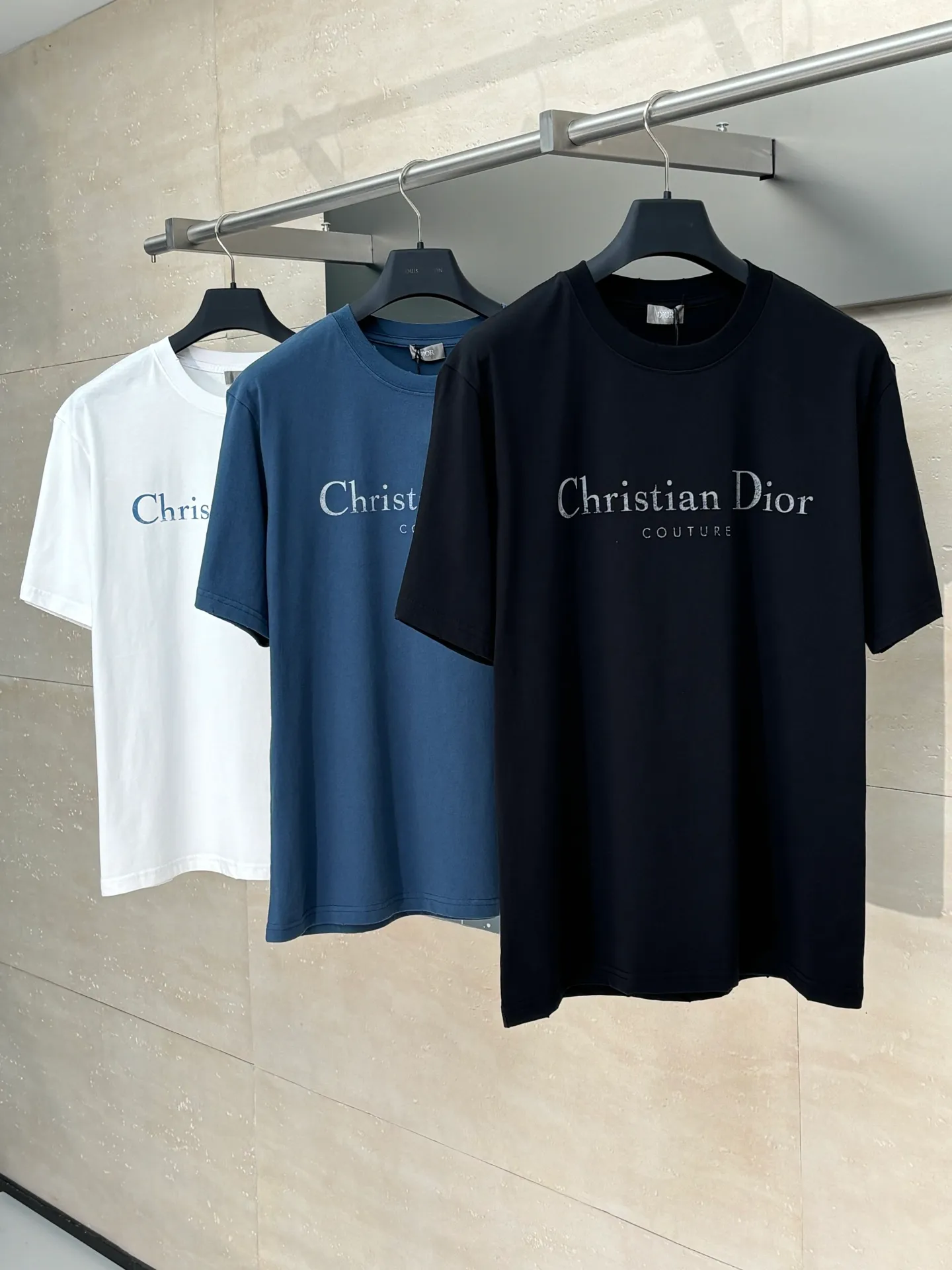 🅿️256 Dio*/Dior 25Ss new mottled letter printed holed short sleeves on the chest. Imported pure cotton fabric, crisp appearance, with the soft characteristics of cotton fabric. Breathable and dry, it can quickly discharge moisture and not stick to the body when sweating. High-density dot printing process. There is a subtle blurring design effect in the printing effect. The film screen is made of extremely fine gauze material. Adjust the depiction on the film according to the number of dots on the actual object. The production of restoration is difficult, and the slurry is fine and has good mesh passing ability. The whole piece is positioned and washed and frayed. The design combines the elements of "frayed" and "knitted". The irregular frayed design of the whole body gives simple garments a rebellious sense of destruction. The stone grinding washing process positions the holes. The garment products use a stone mill laser positioning to manually destroy the wear effect. Every frayed place is made by hand, so that the natural wear of the fabric can achieve the most harmonious visual effect. After stone grinding and washing, it can show a strong retro atmosphere. Size：S/M/L