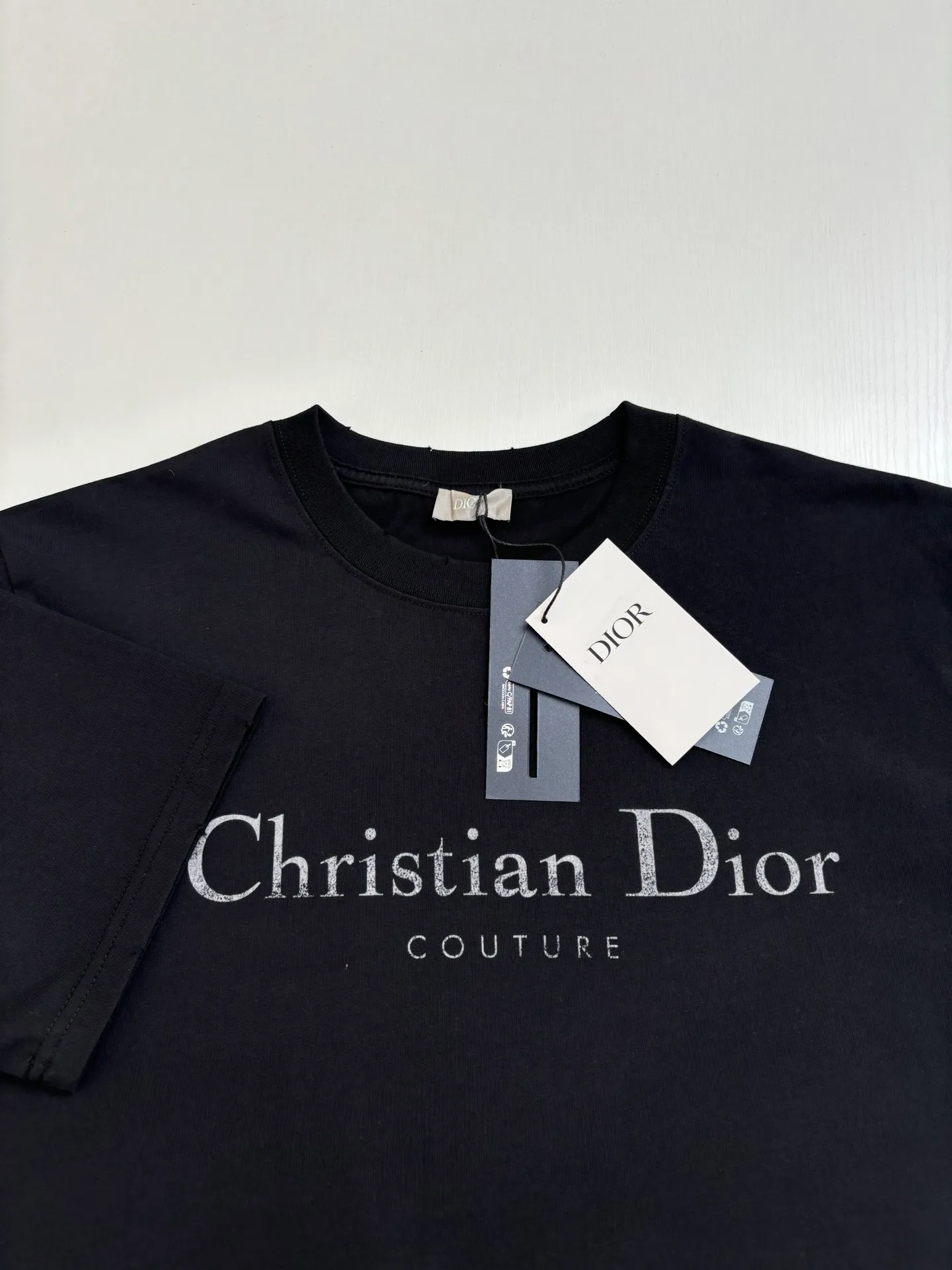 🅿️256 Dio*/Dior 25Ss new mottled letter printed holed short sleeves on the chest. Imported pure cotton fabric, crisp appearance, with the soft characteristics of cotton fabric. Breathable and dry, it can quickly discharge moisture and not stick to the body when sweating. High-density dot printing process. There is a subtle blurring design effect in the printing effect. The film screen is made of extremely fine gauze material. Adjust the depiction on the film according to the number of dots on the actual object. The production of restoration is difficult, and the slurry is fine and has good mesh passing ability. The whole piece is positioned and washed and frayed. The design combines the elements of "frayed" and "knitted". The irregular frayed design of the whole body gives simple garments a rebellious sense of destruction. The stone grinding washing process positions the holes. The garment products use a stone mill laser positioning to manually destroy the wear effect. Every frayed place is made by hand, so that the natural wear of the fabric can achieve the most harmonious visual effect. After stone grinding and washing, it can show a strong retro atmosphere. Size：S/M/L