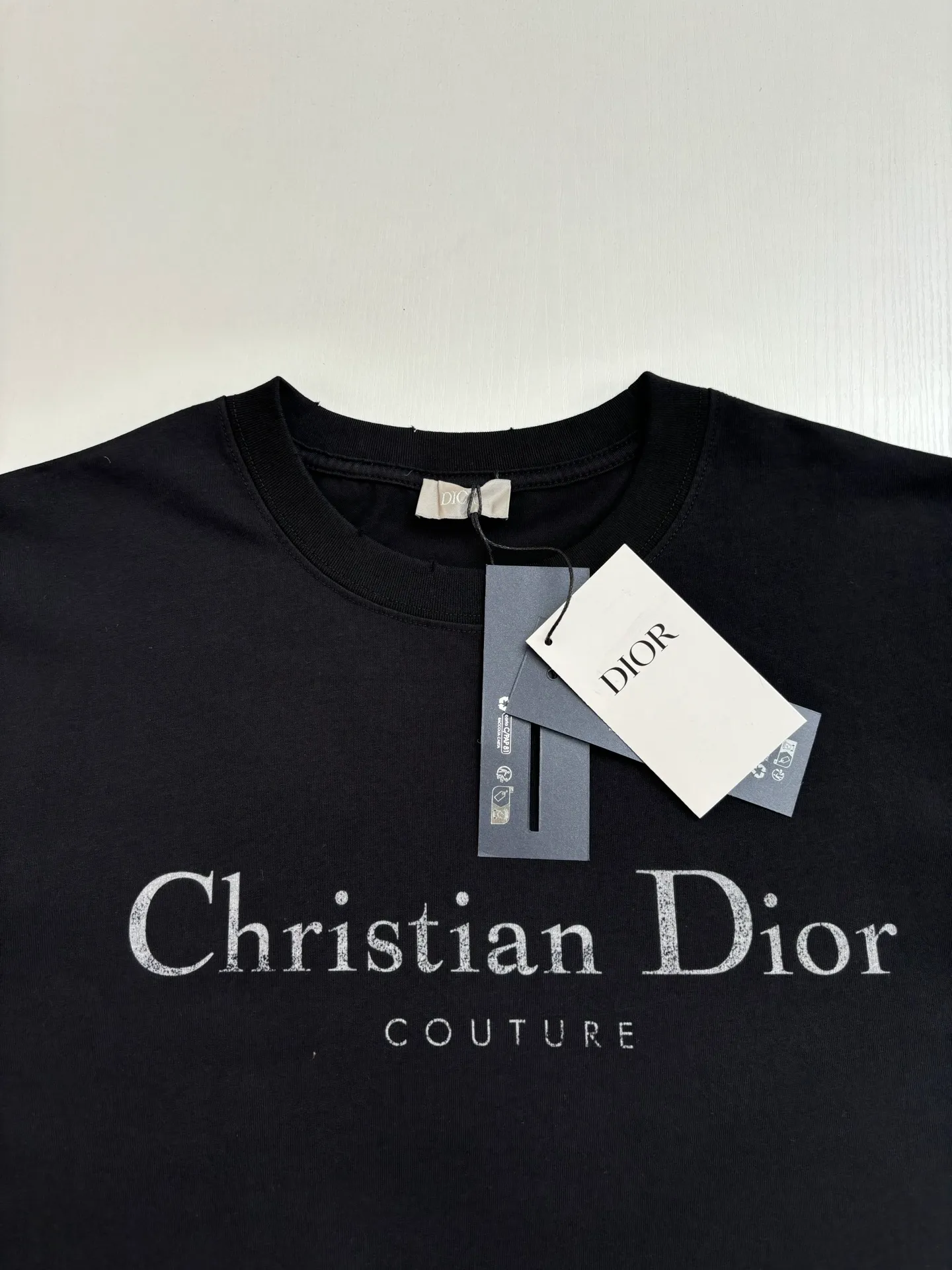 🅿️256 Dio*/Dior 25Ss new mottled letter printed holed short sleeves on the chest. Imported pure cotton fabric, crisp appearance, with the soft characteristics of cotton fabric. Breathable and dry, it can quickly discharge moisture and not stick to the body when sweating. High-density dot printing process. There is a subtle blurring design effect in the printing effect. The film screen is made of extremely fine gauze material. Adjust the depiction on the film according to the number of dots on the actual object. The production of restoration is difficult, and the slurry is fine and has good mesh passing ability. The whole piece is positioned and washed and frayed. The design combines the elements of "frayed" and "knitted". The irregular frayed design of the whole body gives simple garments a rebellious sense of destruction. The stone grinding washing process positions the holes. The garment products use a stone mill laser positioning to manually destroy the wear effect. Every frayed place is made by hand, so that the natural wear of the fabric can achieve the most harmonious visual effect. After stone grinding and washing, it can show a strong retro atmosphere. Size：S/M/L