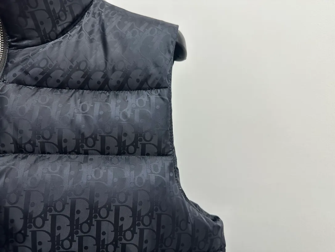 🅿️670 dior Dior 20fw full printed dark pattern rhombus vest Purchased from zp operation at Hong Kong counter, this is a down jacket with ultra-complex craftsmanship. The custom-made fabric cycle is as long as 50 days. It is absolutely windproof and waterproof and can be watertight. It can be called a safe haven in winter. On the basis of the original fabric, laser jacquard makes the whole piece of clothing uneven, with a stronger three-dimensional effect, a more obvious 3D effect, and the whole garment. The hardware is customized one-to-one from the original factory, tungsten material, leather label design, hot-melt technology, one-time molding, 90 white duck down, 700 fill power, no velvet, stand-up collar design, elastic cuff design, windproof and warm, the whole piece is windproof, water-proof, cold-proof, fashionable and practical, the same style is used by major Internet celebrities and celebrities, and it is an artifact to keep out the cold in winter. Color: Navy Size: 44 46 48 52 54