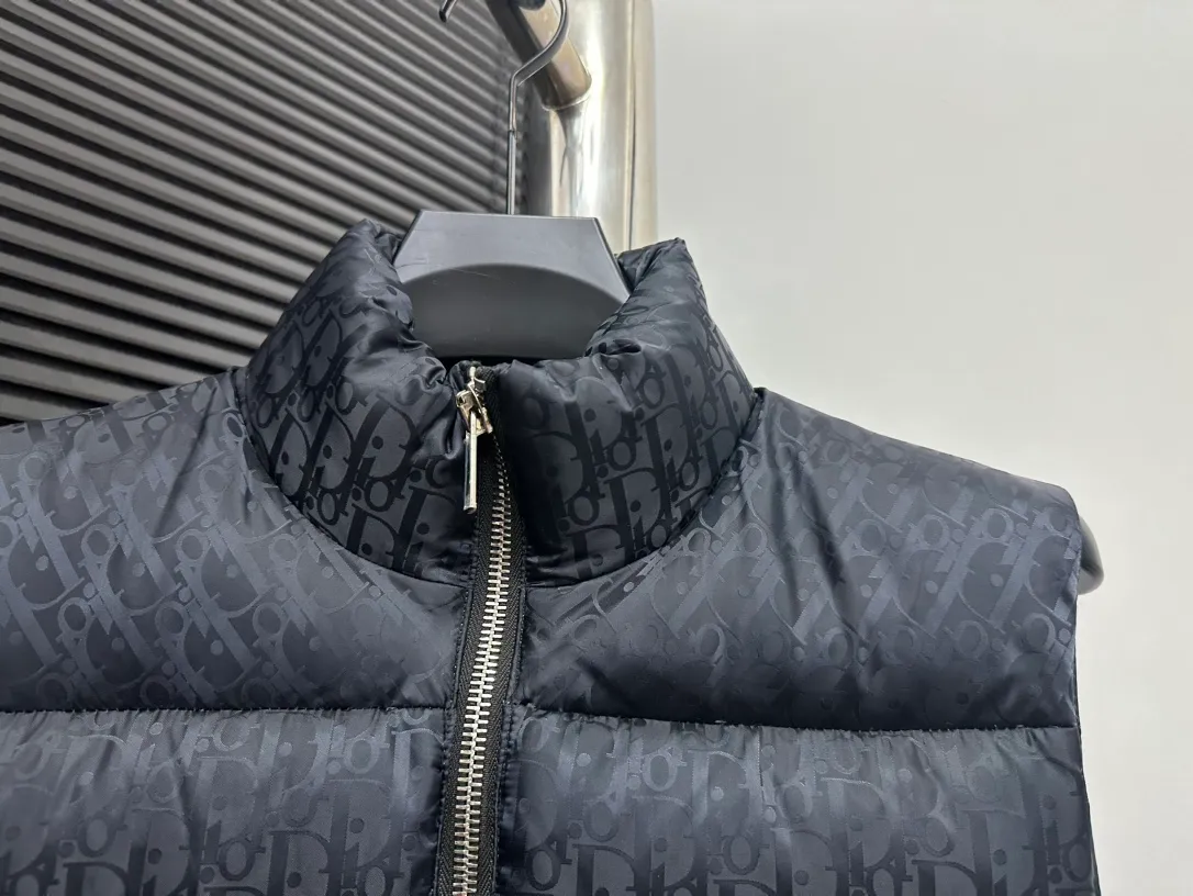 🅿️670 dior Dior 20fw full printed dark pattern rhombus vest Purchased from zp operation at Hong Kong counter, this is a down jacket with ultra-complex craftsmanship. The custom-made fabric cycle is as long as 50 days. It is absolutely windproof and waterproof and can be watertight. It can be called a safe haven in winter. On the basis of the original fabric, laser jacquard makes the whole piece of clothing uneven, with a stronger three-dimensional effect, a more obvious 3D effect, and the whole garment. The hardware is customized one-to-one from the original factory, tungsten material, leather label design, hot-melt technology, one-time molding, 90 white duck down, 700 fill power, no velvet, stand-up collar design, elastic cuff design, windproof and warm, the whole piece is windproof, water-proof, cold-proof, fashionable and practical, the same style is used by major Internet celebrities and celebrities, and it is an artifact to keep out the cold in winter. Color: Navy Size: 44 46 48 52 54
