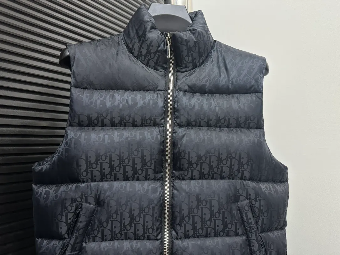 🅿️670 dior Dior 20fw full printed dark pattern rhombus vest Purchased from zp operation at Hong Kong counter, this is a down jacket with ultra-complex craftsmanship. The custom-made fabric cycle is as long as 50 days. It is absolutely windproof and waterproof and can be watertight. It can be called a safe haven in winter. On the basis of the original fabric, laser jacquard makes the whole piece of clothing uneven, with a stronger three-dimensional effect, a more obvious 3D effect, and the whole garment. The hardware is customized one-to-one from the original factory, tungsten material, leather label design, hot-melt technology, one-time molding, 90 white duck down, 700 fill power, no velvet, stand-up collar design, elastic cuff design, windproof and warm, the whole piece is windproof, water-proof, cold-proof, fashionable and practical, the same style is used by major Internet celebrities and celebrities, and it is an artifact to keep out the cold in winter. Color: Navy Size: 44 46 48 52 54