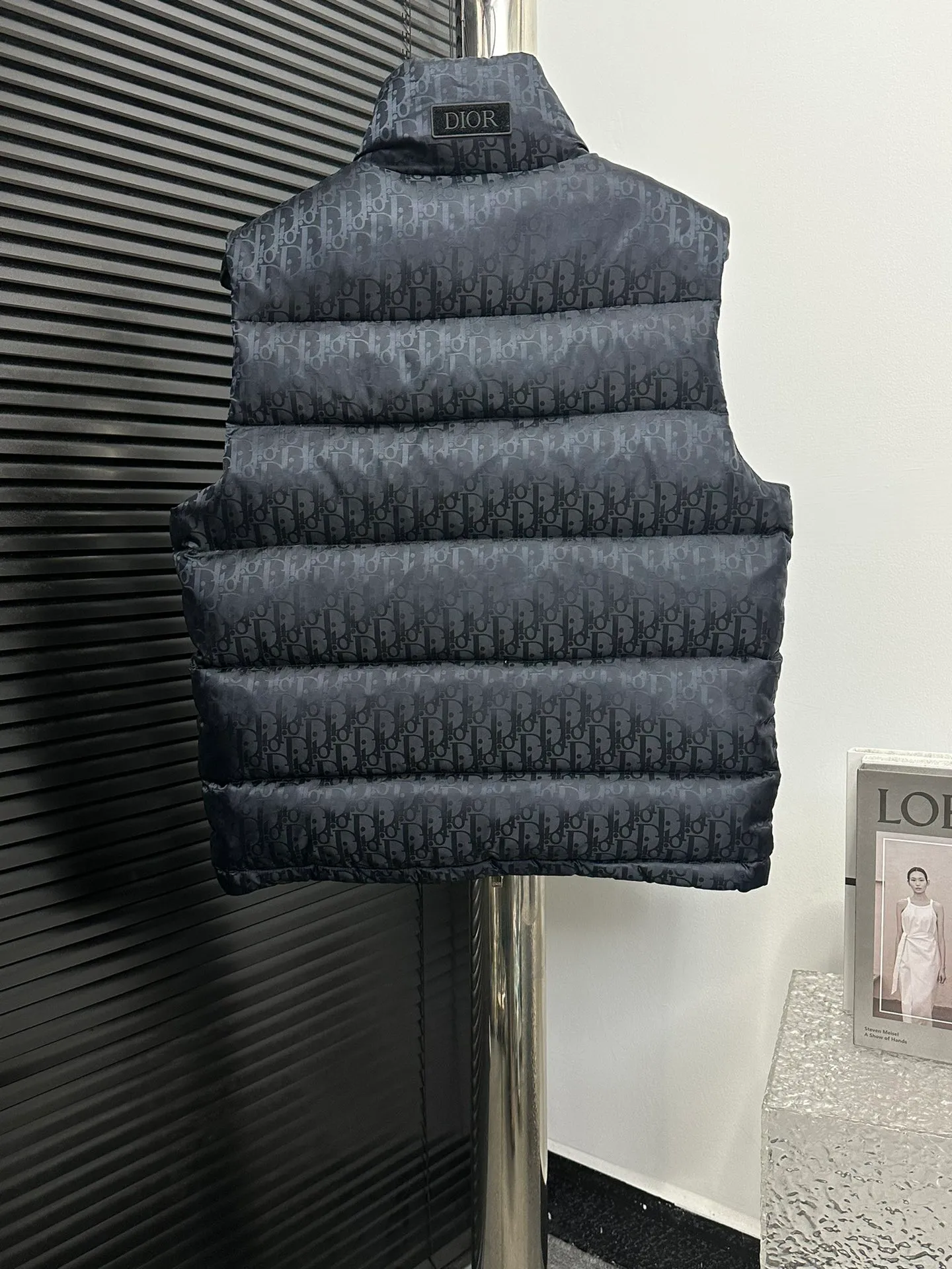🅿️670 dior Dior 20fw full printed dark pattern rhombus vest Purchased from zp operation at Hong Kong counter, this is a down jacket with ultra-complex craftsmanship. The custom-made fabric cycle is as long as 50 days. It is absolutely windproof and waterproof and can be watertight. It can be called a safe haven in winter. On the basis of the original fabric, laser jacquard makes the whole piece of clothing uneven, with a stronger three-dimensional effect, a more obvious 3D effect, and the whole garment. The hardware is customized one-to-one from the original factory, tungsten material, leather label design, hot-melt technology, one-time molding, 90 white duck down, 700 fill power, no velvet, stand-up collar design, elastic cuff design, windproof and warm, the whole piece is windproof, water-proof, cold-proof, fashionable and practical, the same style is used by major Internet celebrities and celebrities, and it is an artifact to keep out the cold in winter. Color: Navy Size: 44 46 48 52 54